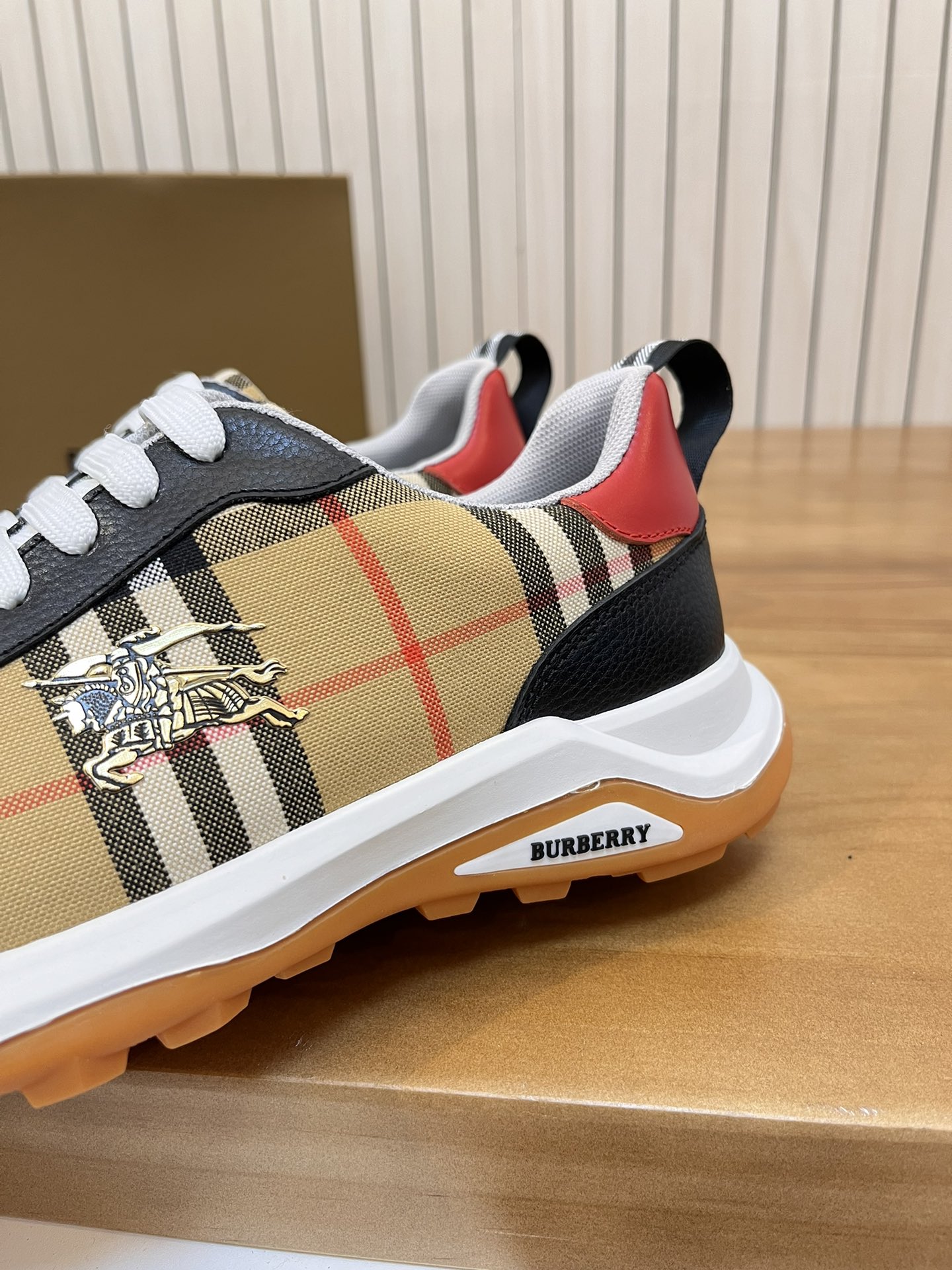 Precio de venta: P190 Marca del producto: Burberr* "Burberry*" lowtop loafersTalla: 38-44 (se puede 