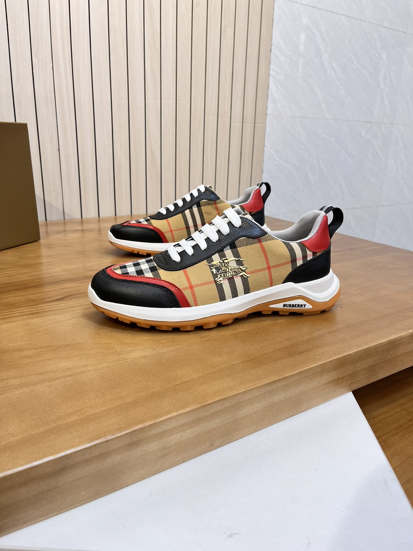 Precio de venta: P190 Marca del producto: Burberr* 