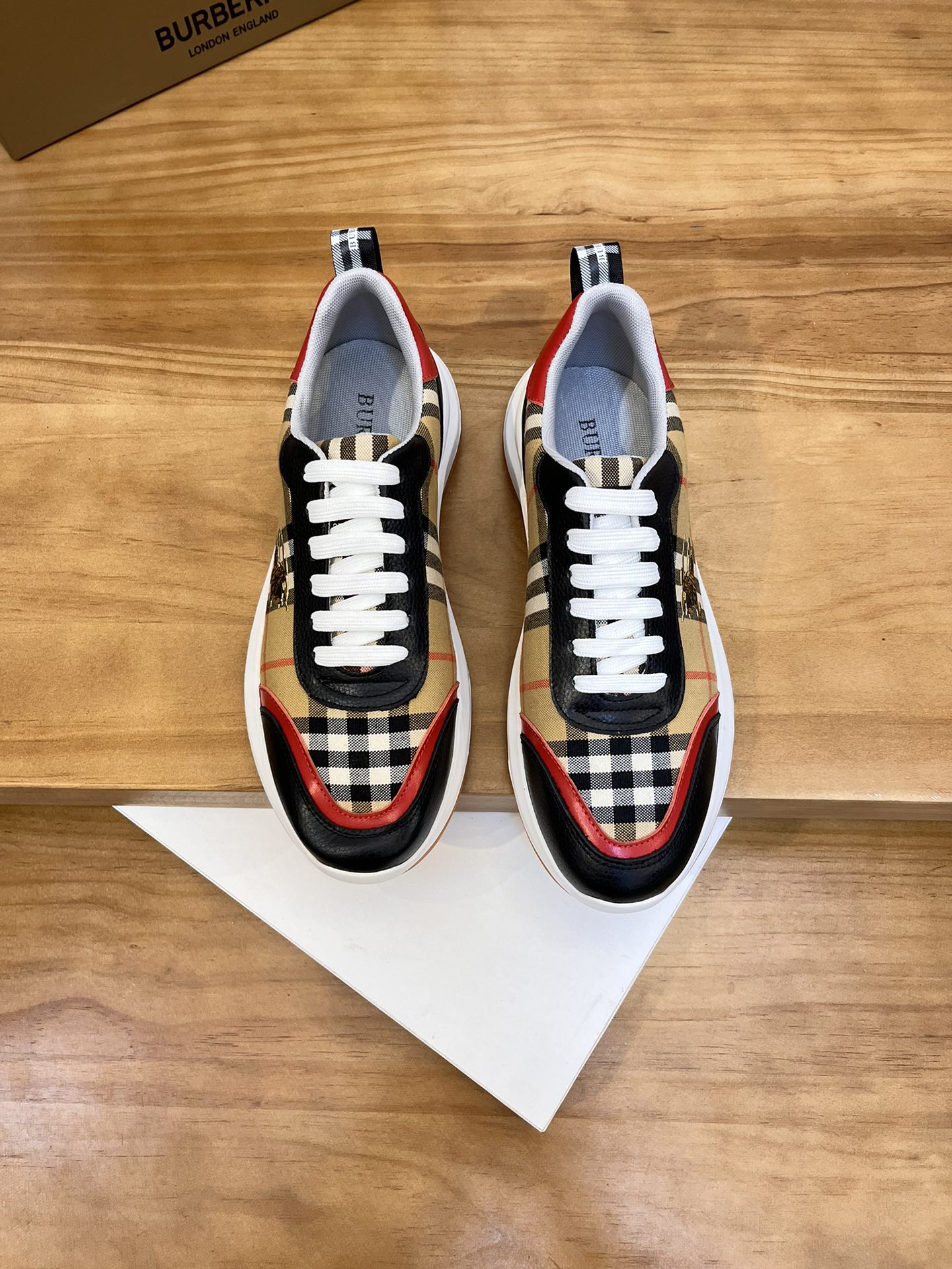 Precio de venta: P190 Marca del producto: Burberr* "Burberry*" lowtop loafersTalla: 38-44 (se puede 