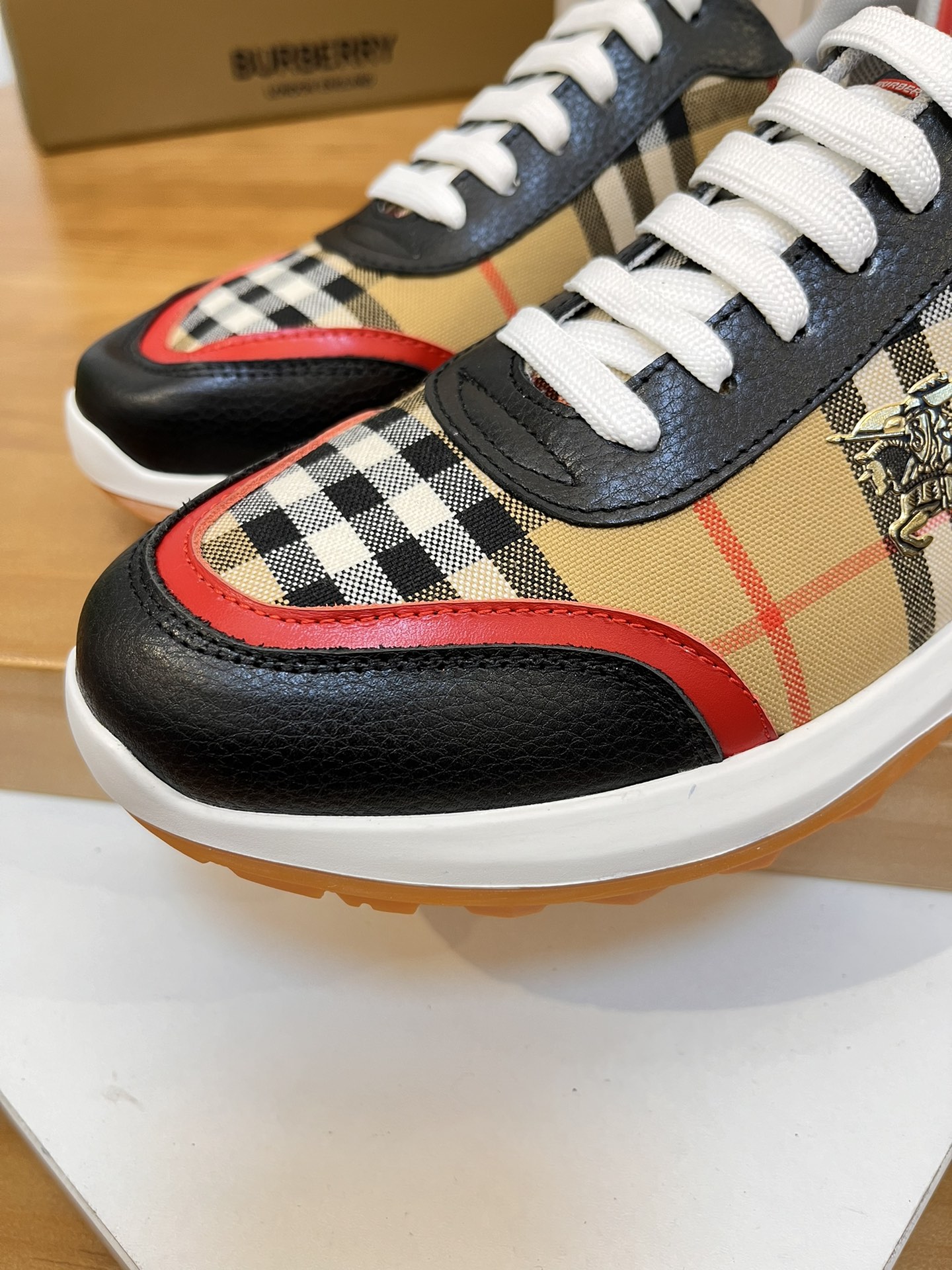 Precio de venta: P190 Marca del producto: Burberr* "Burberry*" lowtop loafersTalla: 38-44 (se puede 