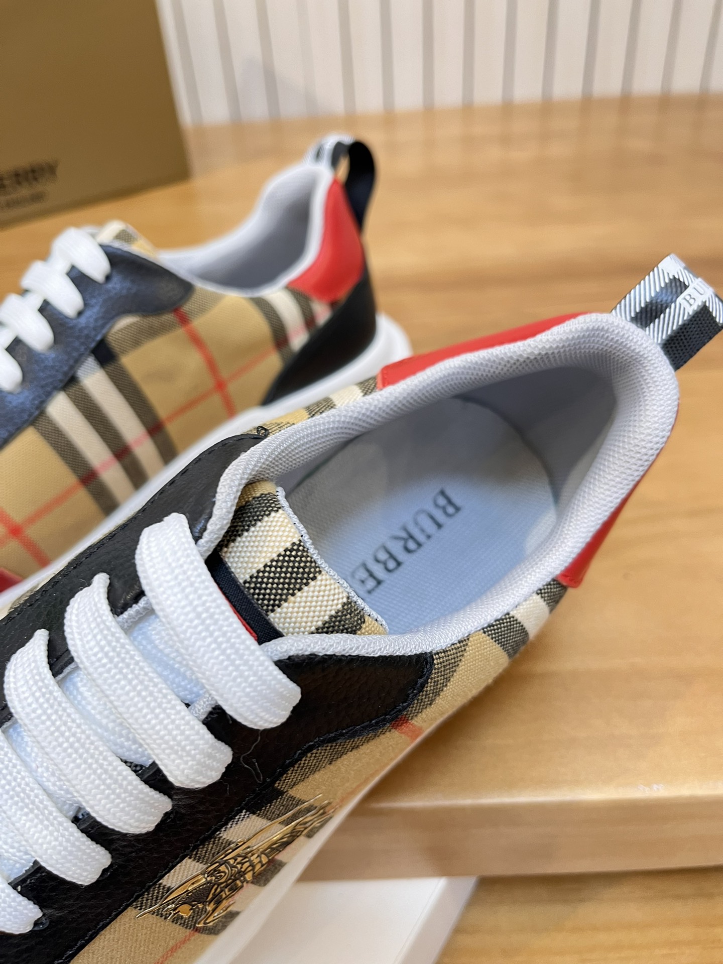 Precio de venta: P190 Marca del producto: Burberr* "Burberry*" lowtop loafersTalla: 38-44 (se puede 