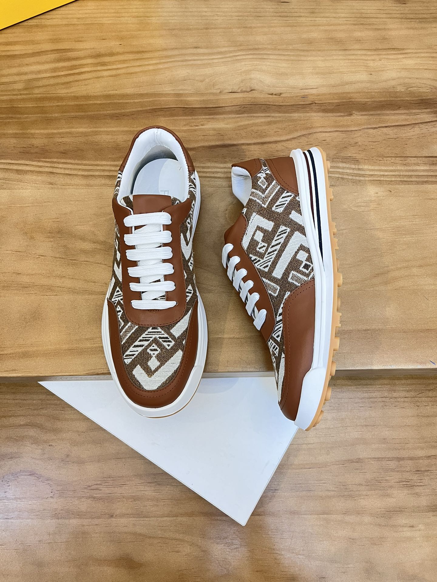 Precio de venta: P180 Marca del producto: Burberr* "Burberry*" lowtop casual shoes Talla: 38-44 (se 