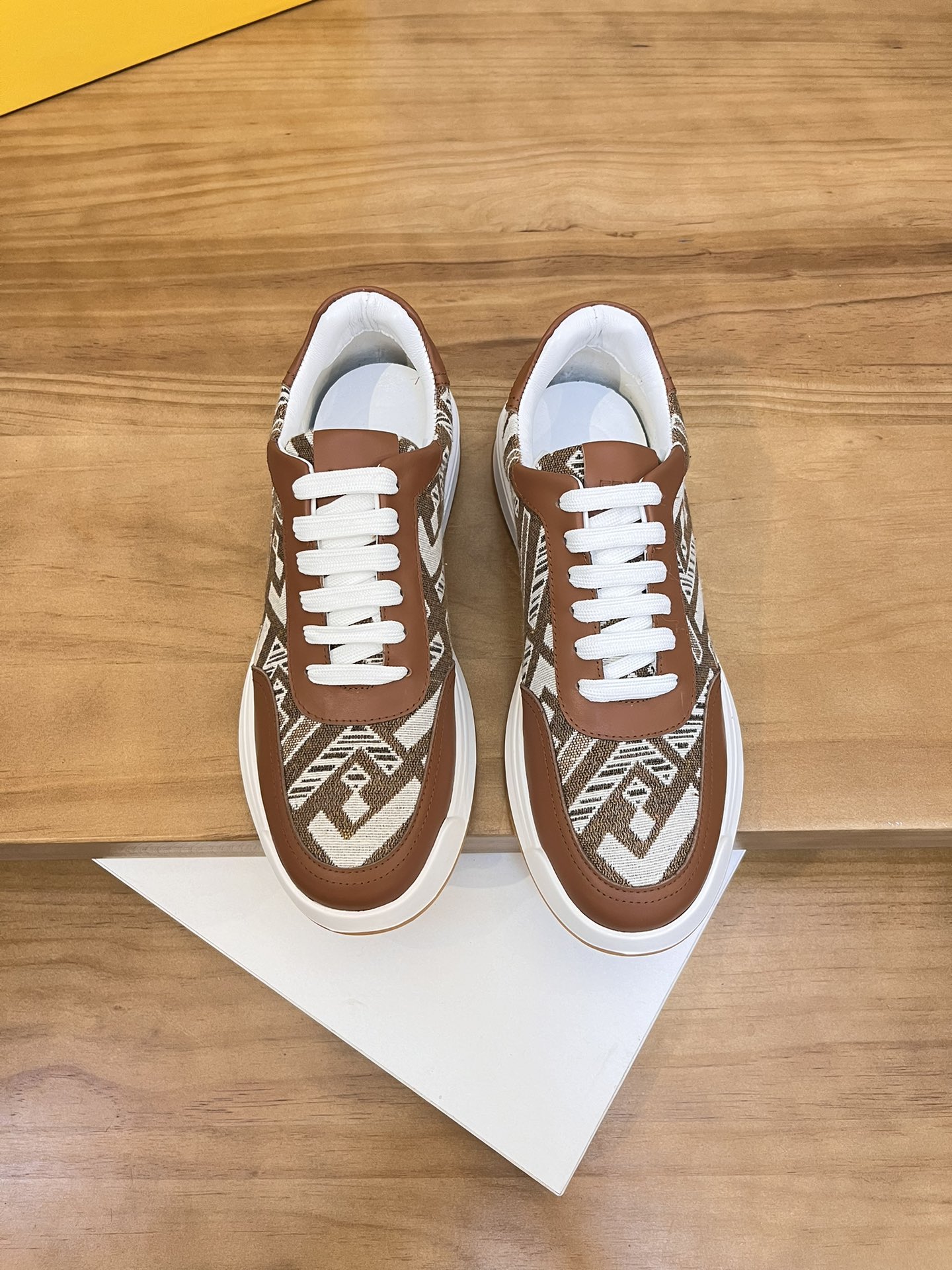 Precio de venta: P180 Marca del producto: Burberr* "Burberry*" lowtop casual shoes Talla: 38-44 (se 