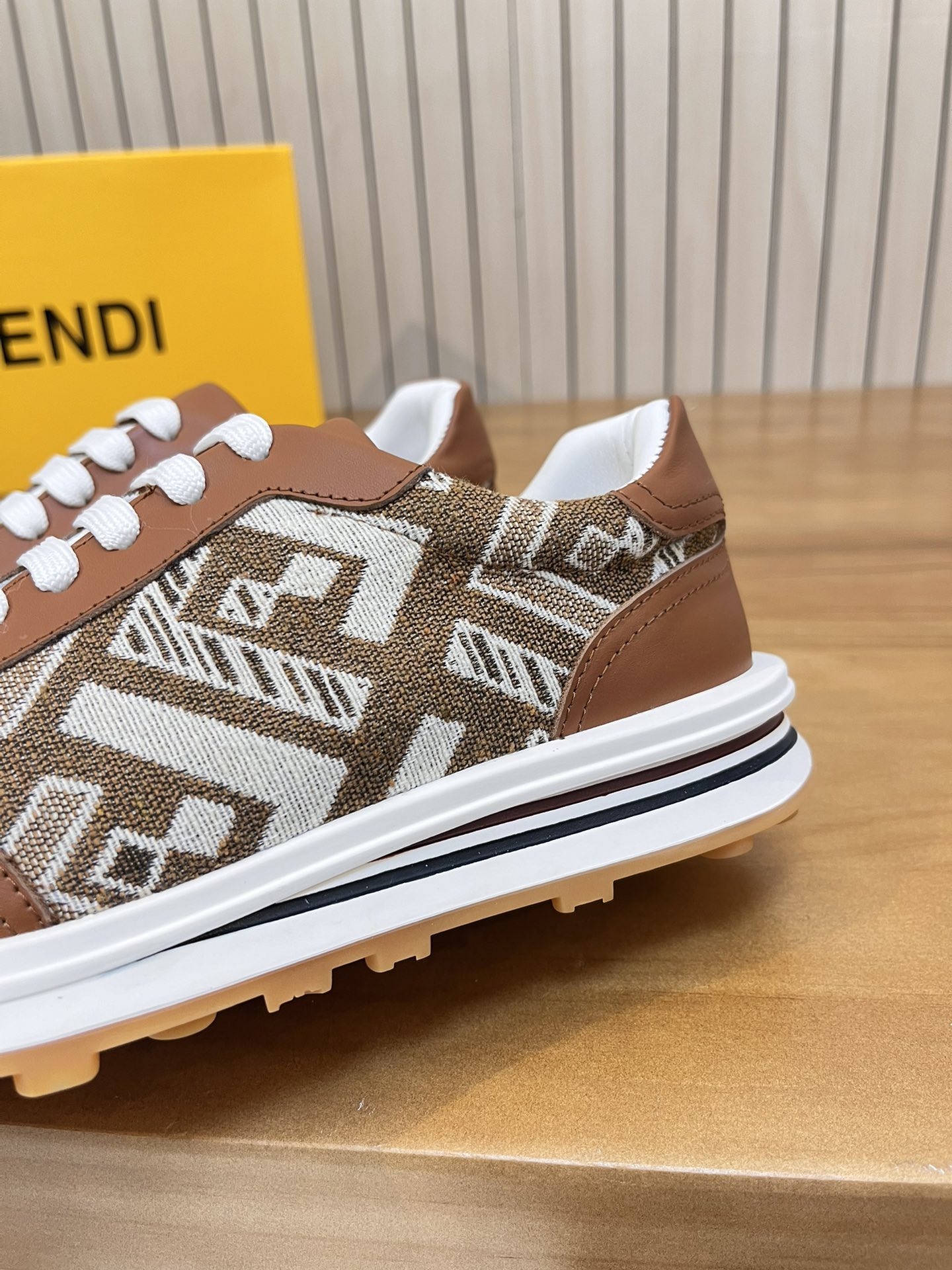 Precio de venta: P180 Marca del producto: Burberr* "Burberry*" lowtop casual shoes Talla: 38-44 (se 