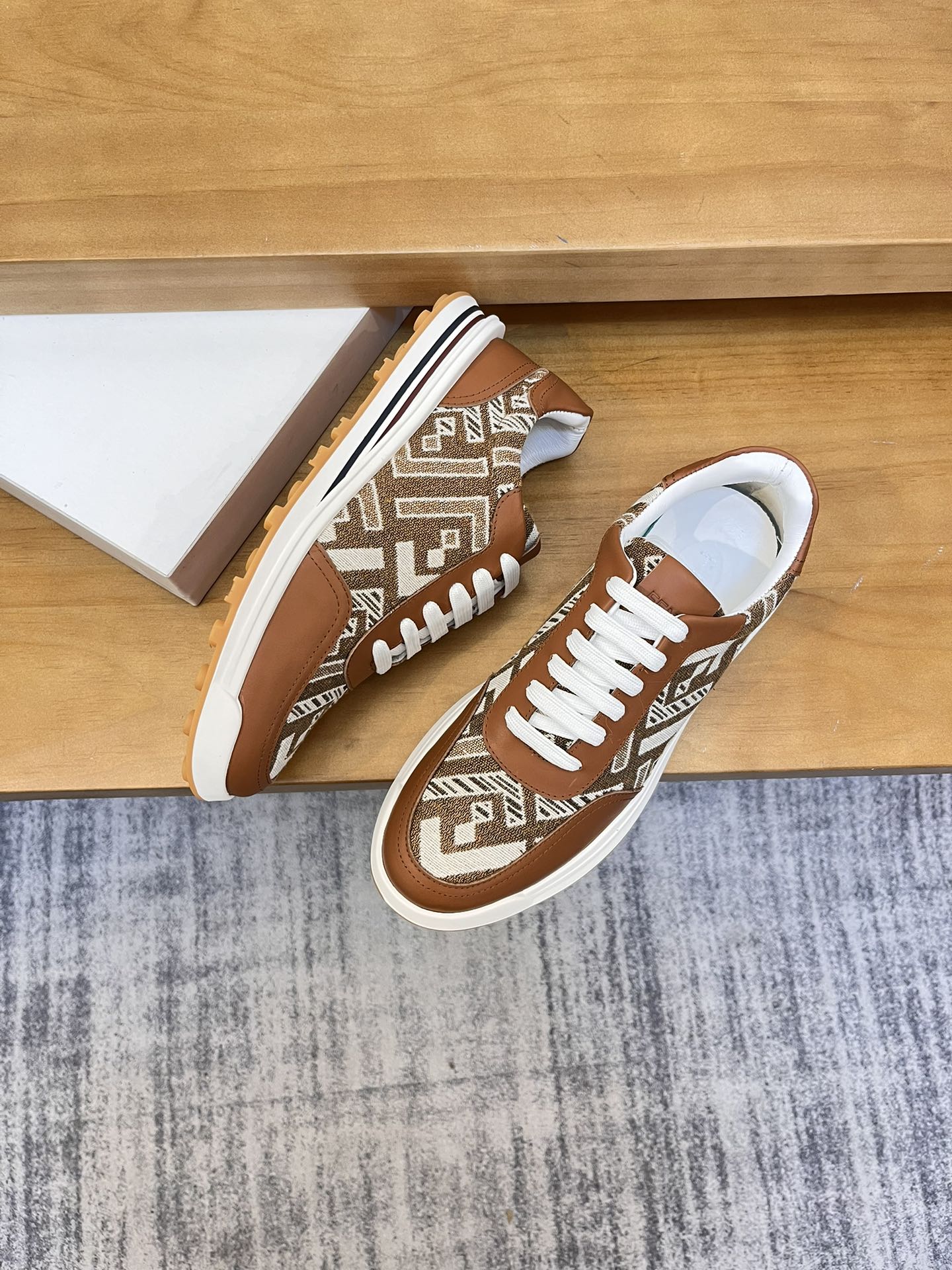 Precio de venta: P180 Marca del producto: Burberr* "Burberry*" lowtop casual shoes Talla: 38-44 (se 