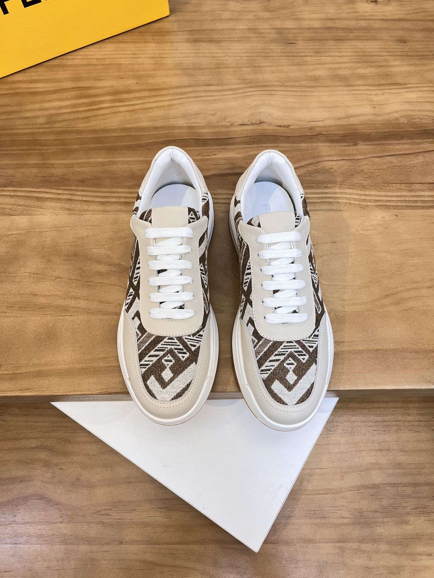 Precio de venta: P180 Marca del producto: Burberr* "Burberry*" lowtop casual shoes Talla: 38-44 (se 