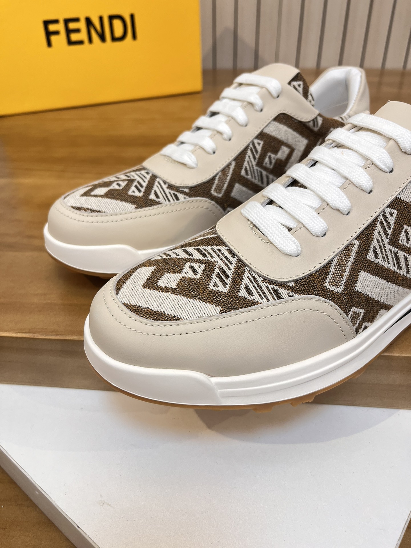 Precio de venta: P180 Marca del producto: Burberr* "Burberry*" lowtop casual shoes Talla: 38-44 (se 