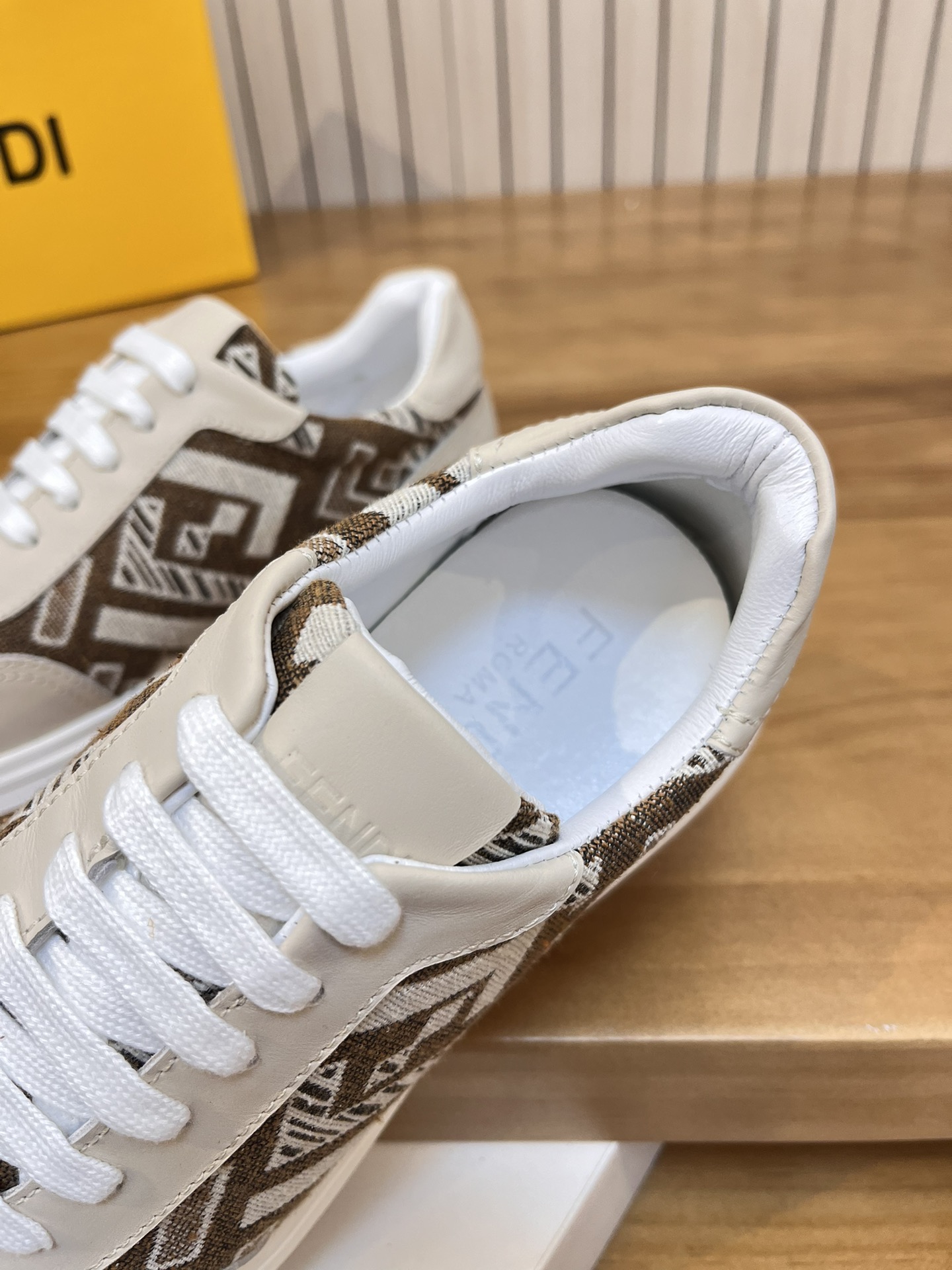 Precio de venta: P180 Marca del producto: Burberr* "Burberry*" lowtop casual shoes Talla: 38-44 (se 