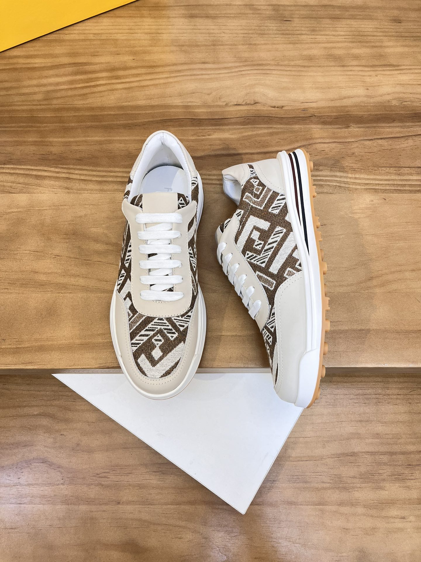 Precio de venta: P180 Marca del producto: Burberr* "Burberry*" lowtop casual shoes Talla: 38-44 (se 