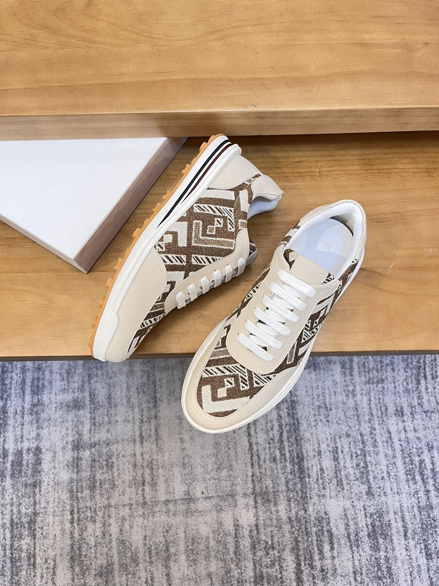 Precio de venta: P180 Marca del producto: Burberr* "Burberry*" lowtop casual shoes Talla: 38-44 (se 
