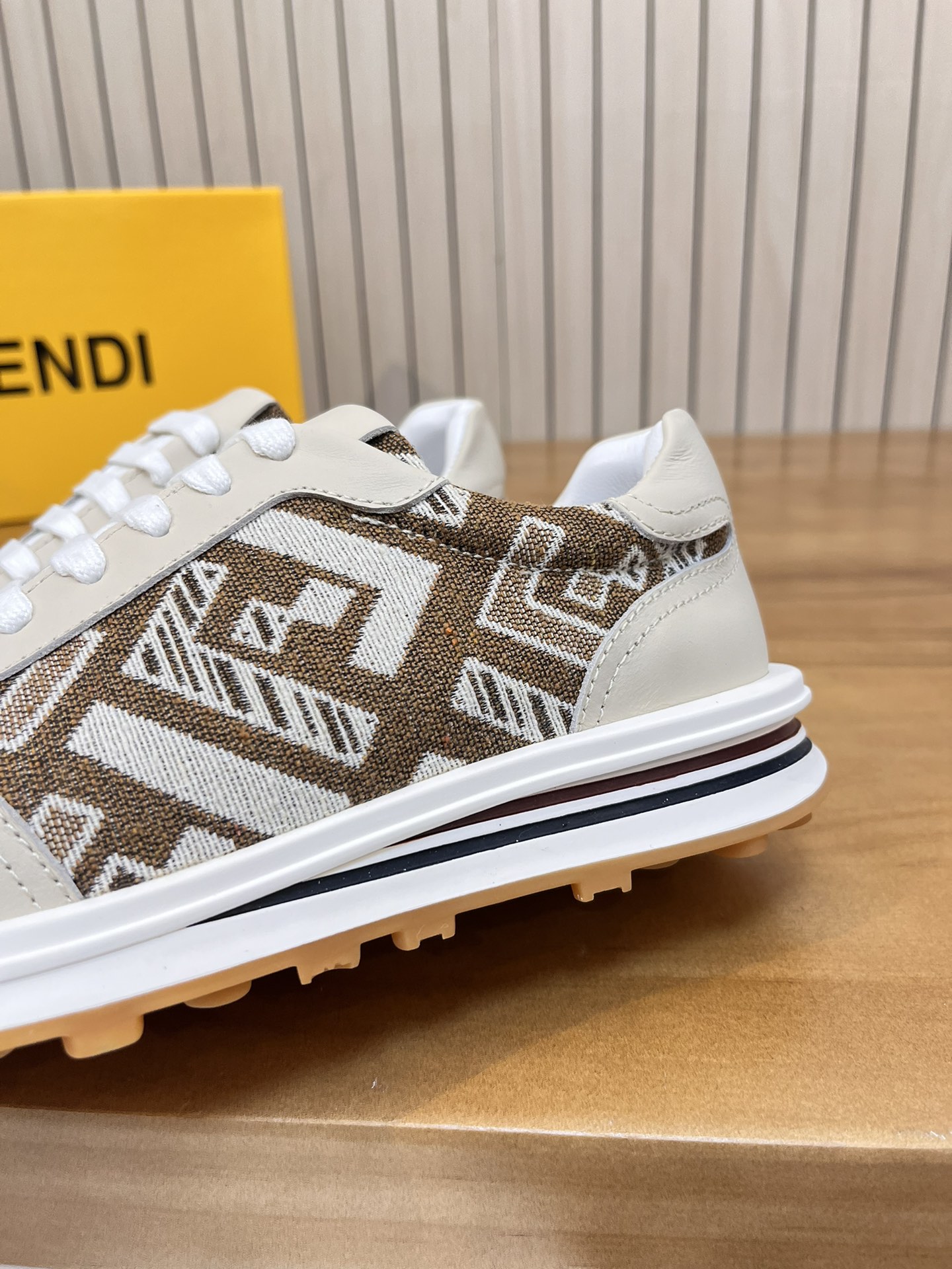 Precio de venta: P180 Marca del producto: Burberr* "Burberry*" lowtop casual shoes Talla: 38-44 (se 