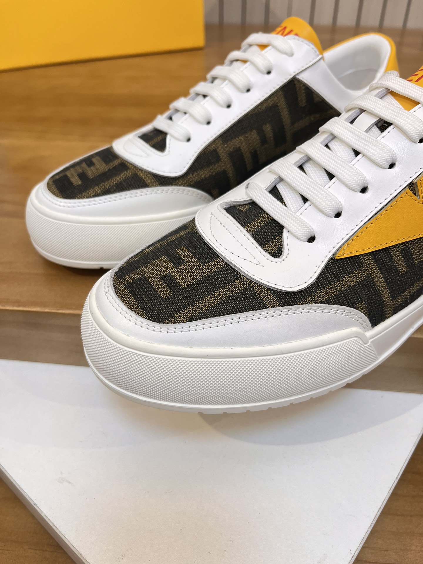 Precio de venta: P180 Marca del producto: Burberr* "Burberry*" lowtop casual shoes Talla: 38-44 (se 