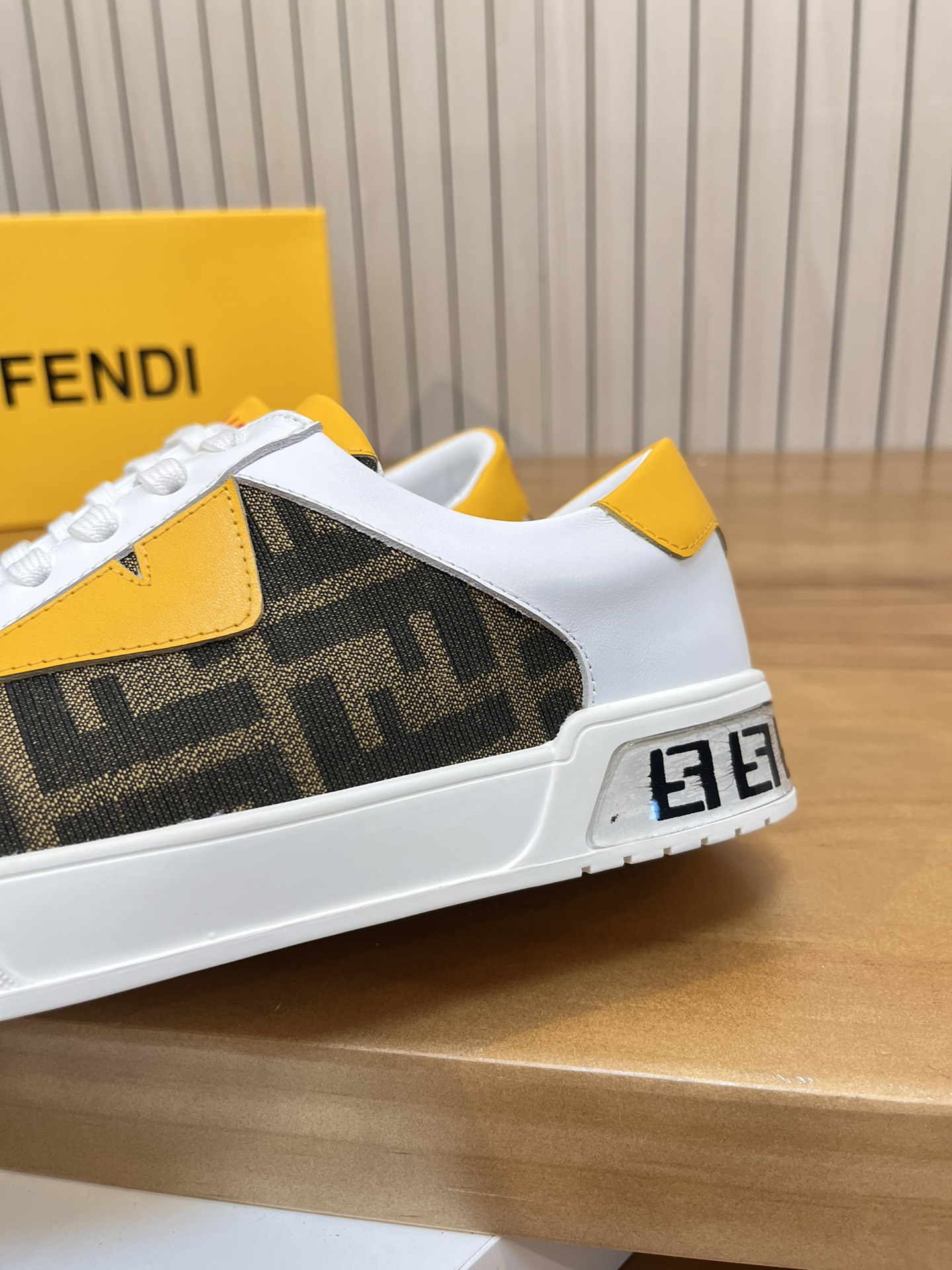 Precio de venta: P180 Marca del producto: Burberr* "Burberry*" lowtop casual shoes Talla: 38-44 (se 