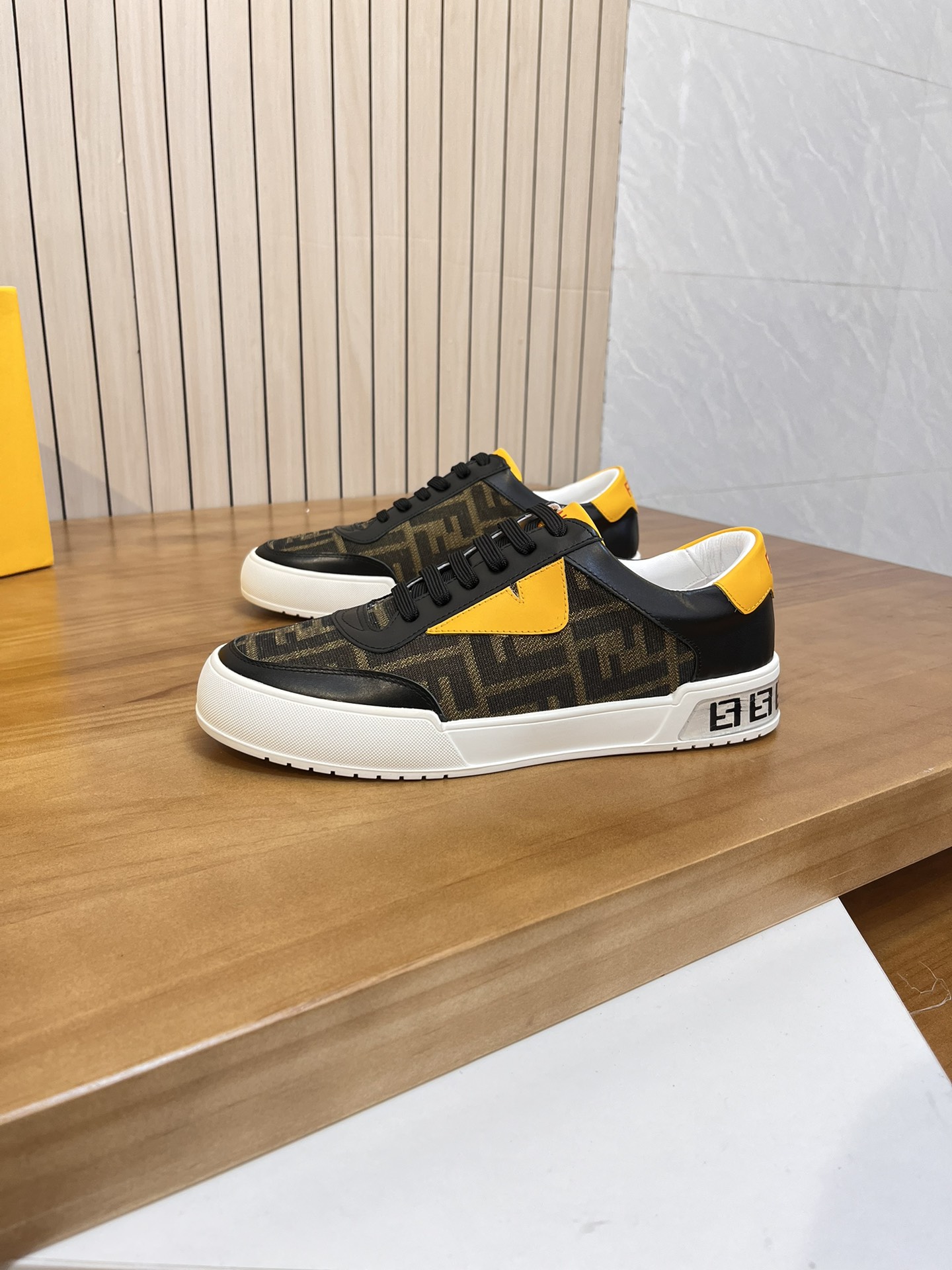 Precio de venta: P180 Marca del producto: Burberr* 