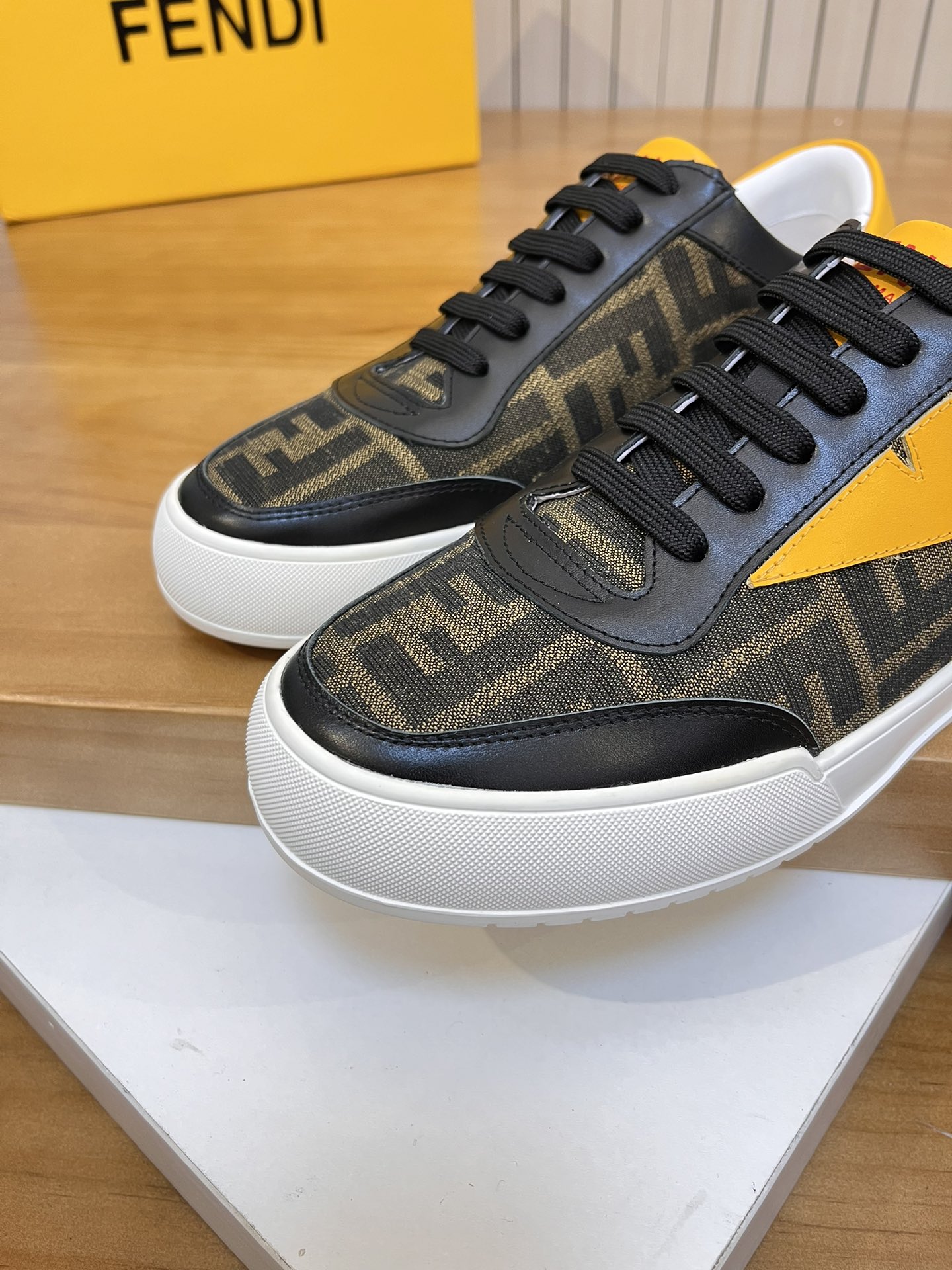 Precio de venta: P180 Marca del producto: Burberr* "Burberry*" lowtop casual shoes Talla: 38-44 (se 