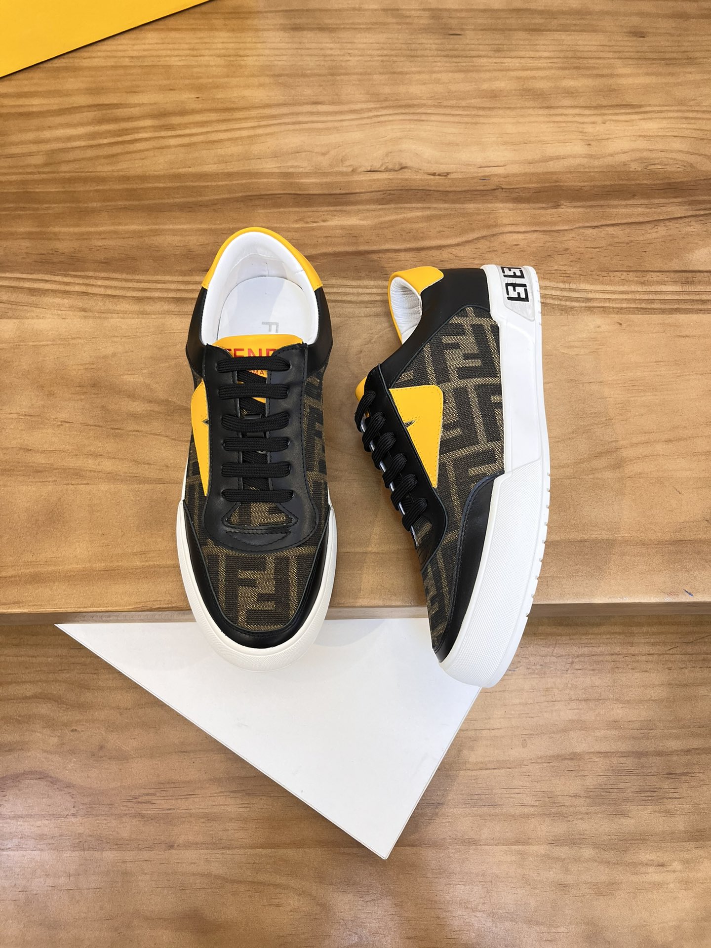 Precio de venta: P180 Marca del producto: Burberr* "Burberry*" lowtop casual shoes Talla: 38-44 (se 