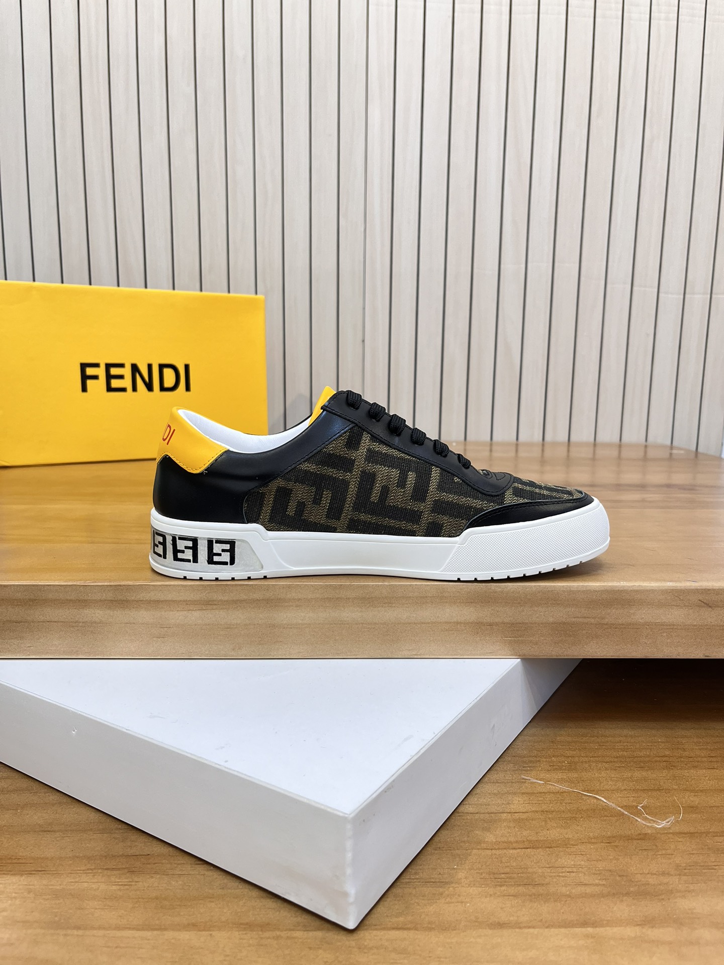 Precio de venta: P180 Marca del producto: Burberr* "Burberry*" lowtop casual shoes Talla: 38-44 (se 