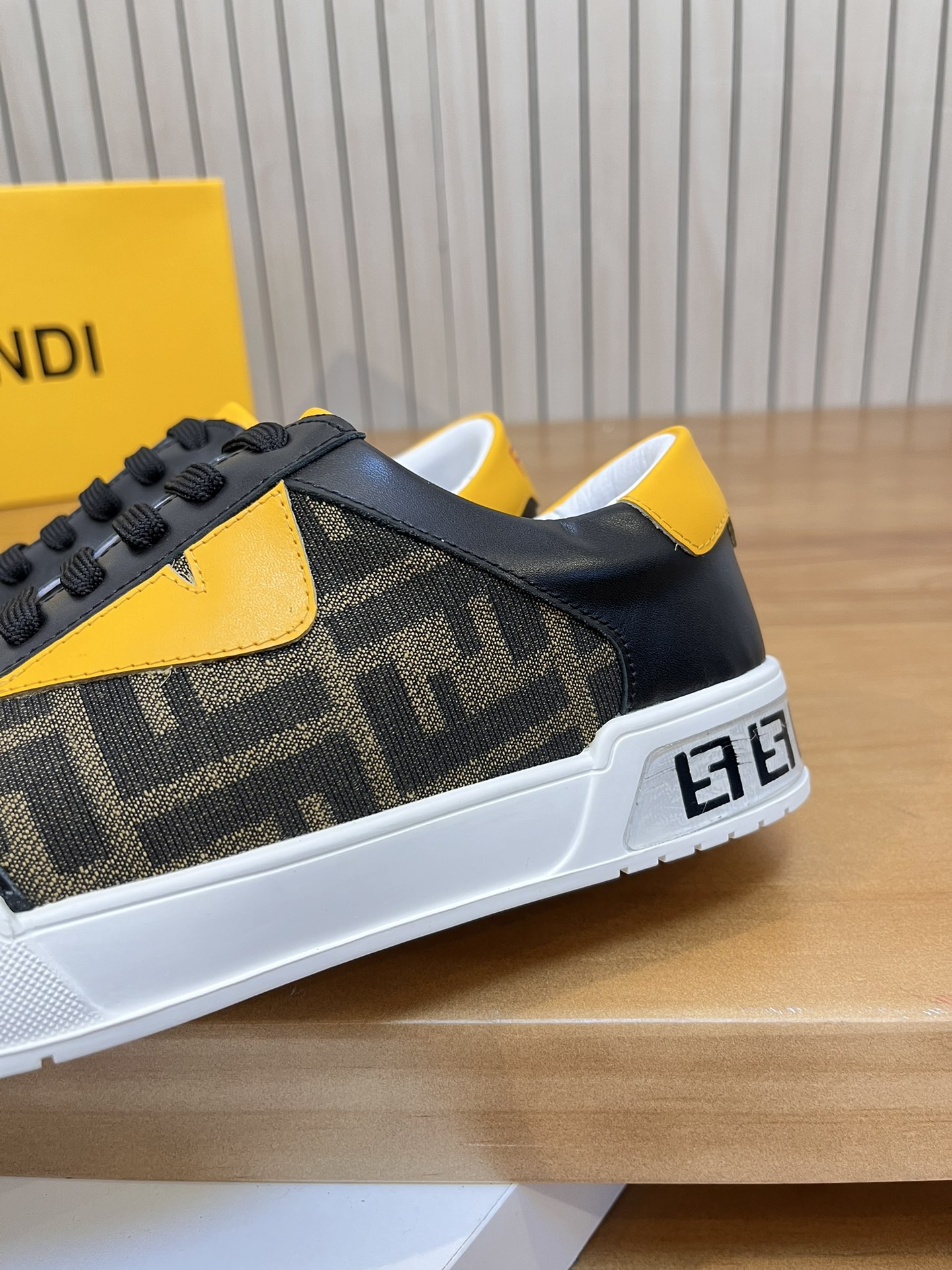 Precio de venta: P180 Marca del producto: Burberr* "Burberry*" lowtop casual shoes Talla: 38-44 (se 