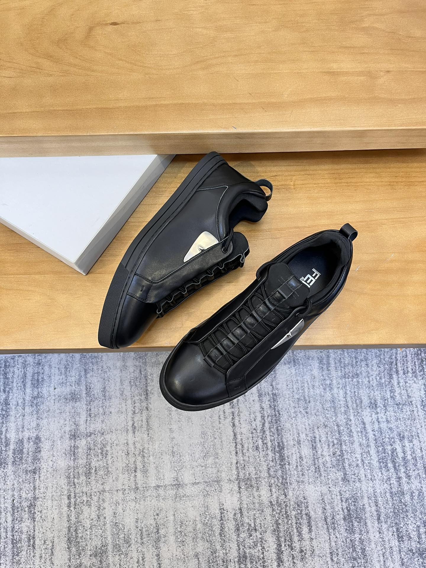 Precio de venta: P190 Marca del producto: Fendi* Zapatos casuales de caña baja Talla: 38-44 (se pued
