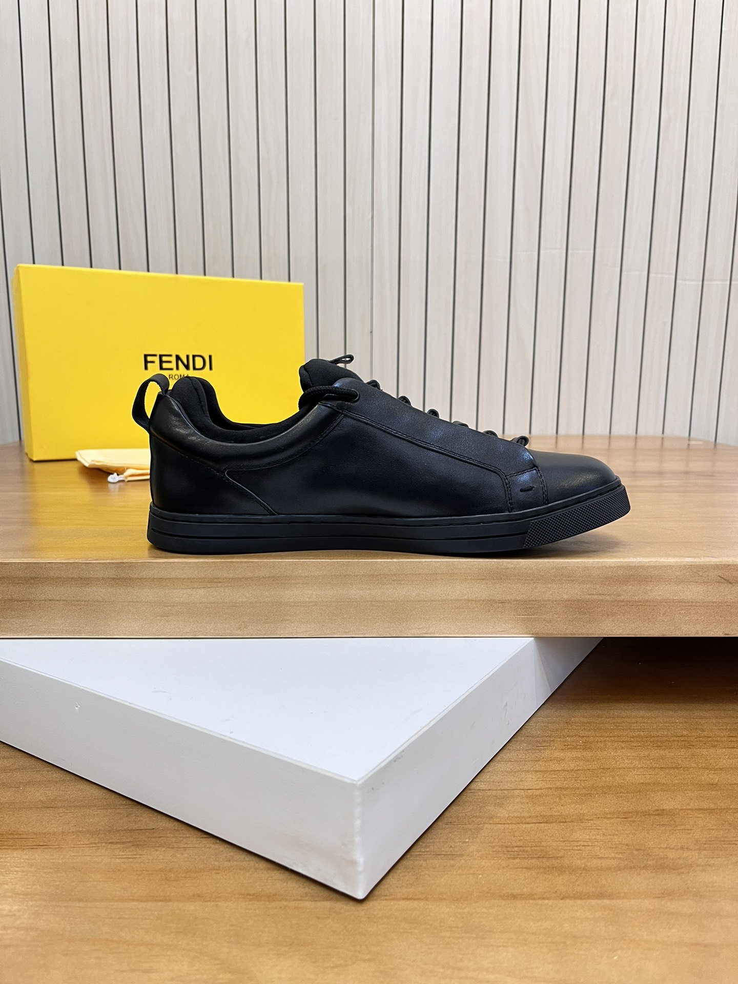 Precio de venta: P190 Marca del producto: Fendi* Zapatos casuales de caña baja Talla: 38-44 (se pued