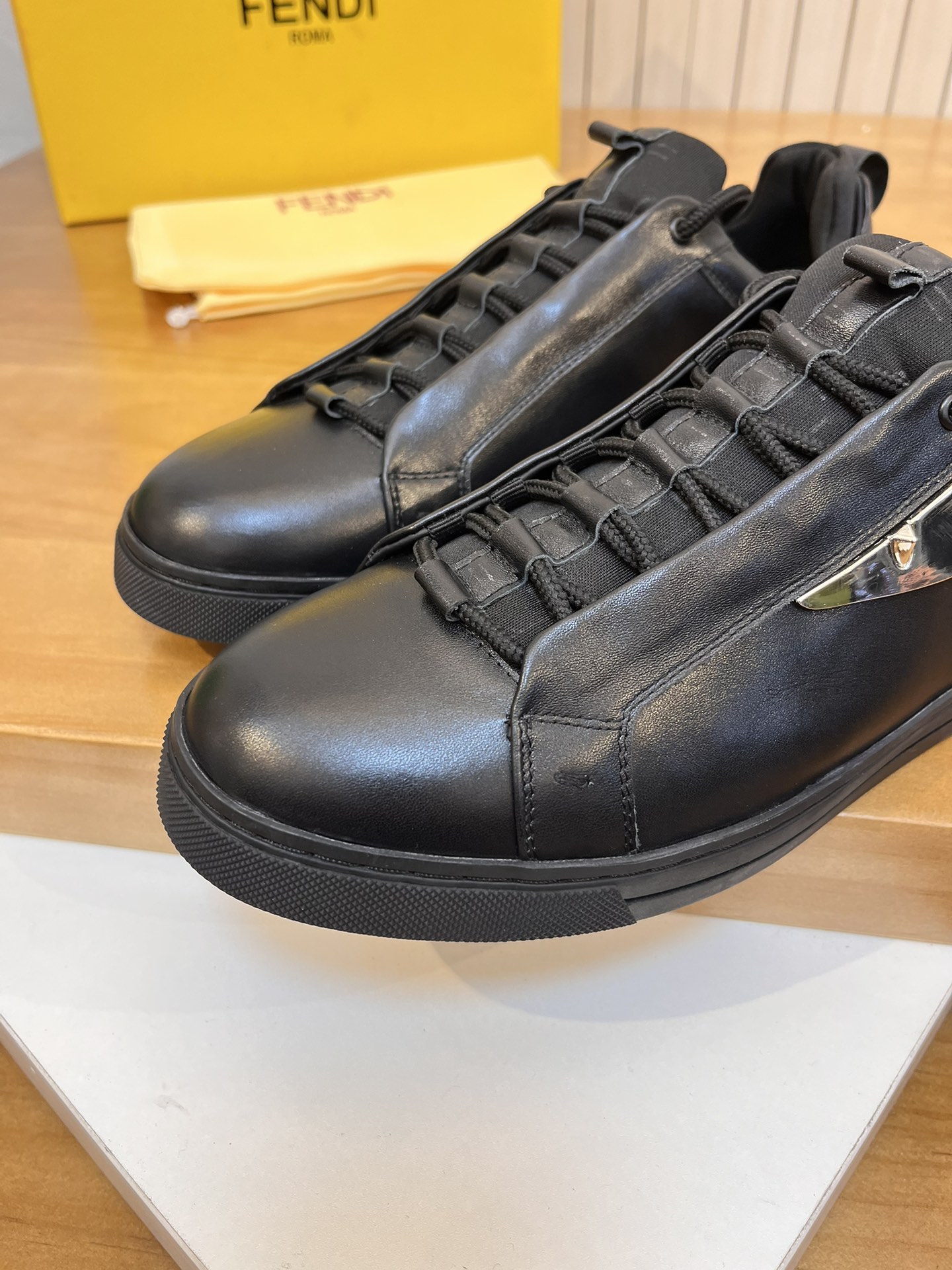 Precio de venta: P190 Marca del producto: Fendi* Zapatos casuales de caña baja Talla: 38-44 (se pued
