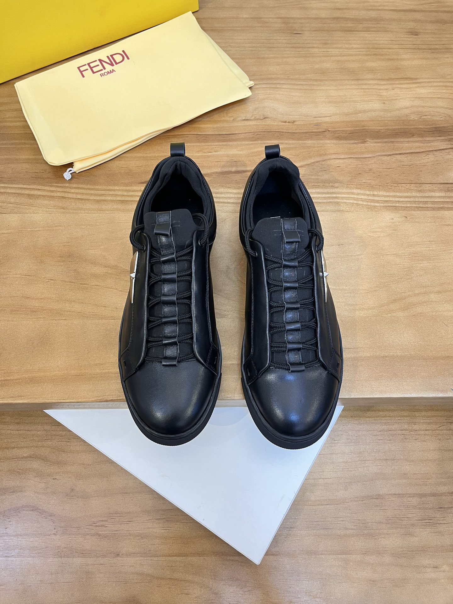 Precio de venta: P190 Marca del producto: Fendi* Zapatos casuales de caña baja Talla: 38-44 (se pued