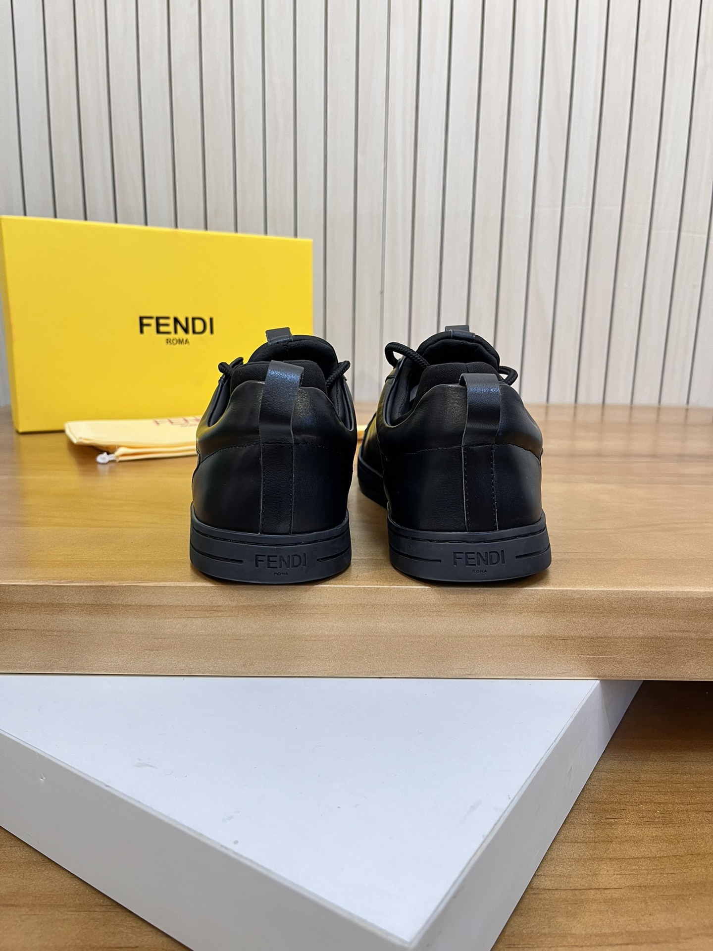 Precio de venta: P190 Marca del producto: Fendi* Zapatos casuales de caña baja Talla: 38-44 (se pued