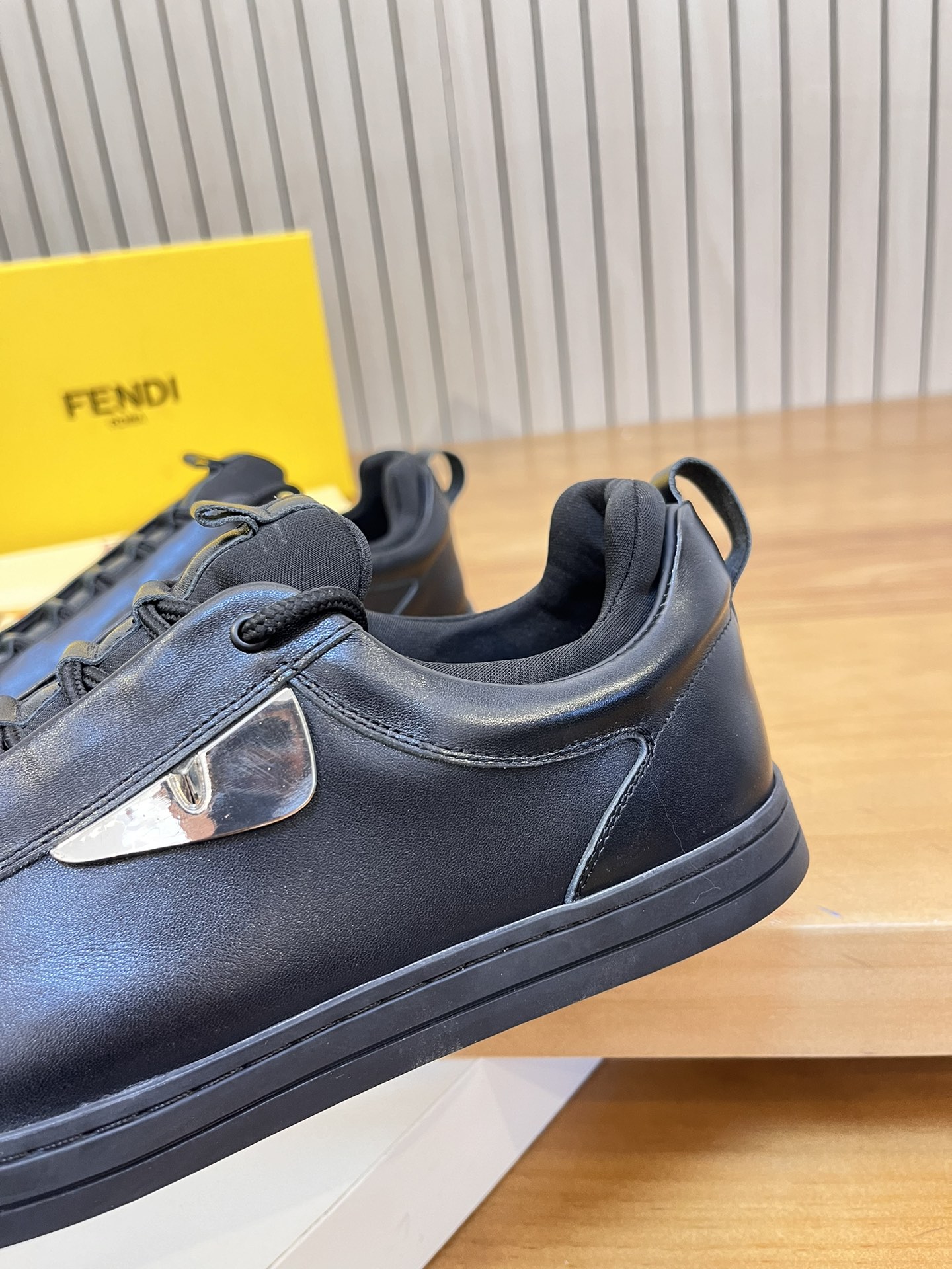 Precio de venta: P190 Marca del producto: Fendi* Zapatos casuales de caña baja Talla: 38-44 (se pued