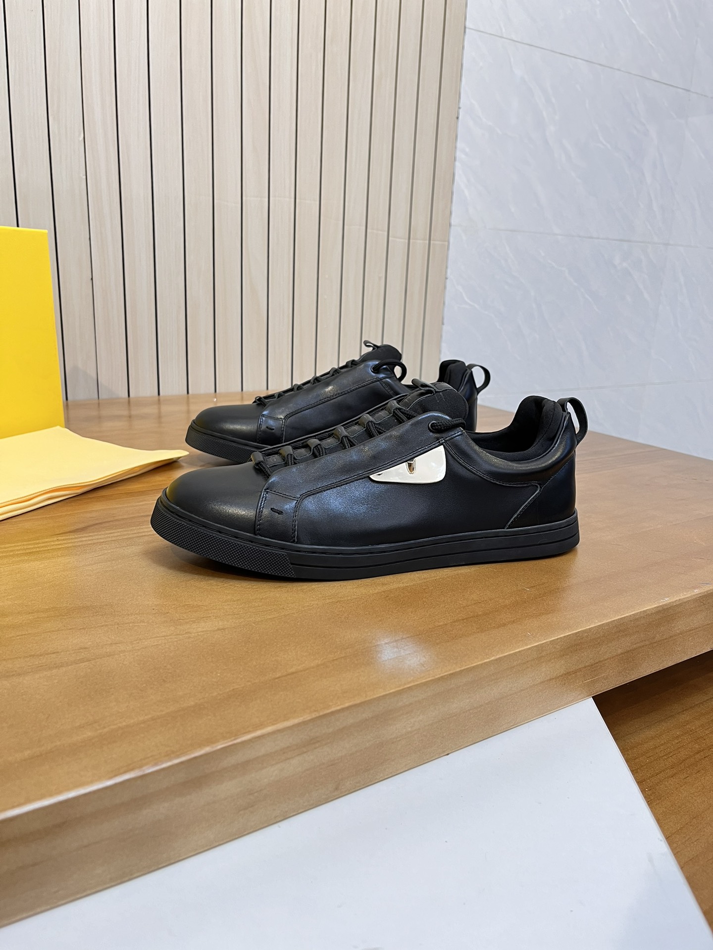 Precio de venta: P190 Marca del producto: Fendi* Zapatos casuales de caña baja Talla: 38-44 (se pued