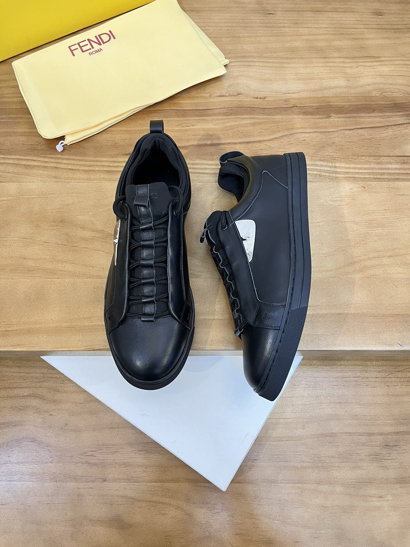 Precio de venta: P190 Marca del producto: Fendi* Zapatos casuales de caña baja Talla: 38-44 (se pued