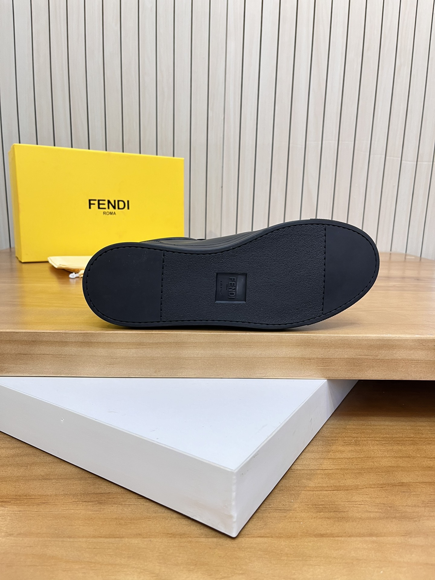 Precio de venta: P190 Marca del producto: Fendi* Zapatos casuales de caña baja Talla: 38-44 (se pued