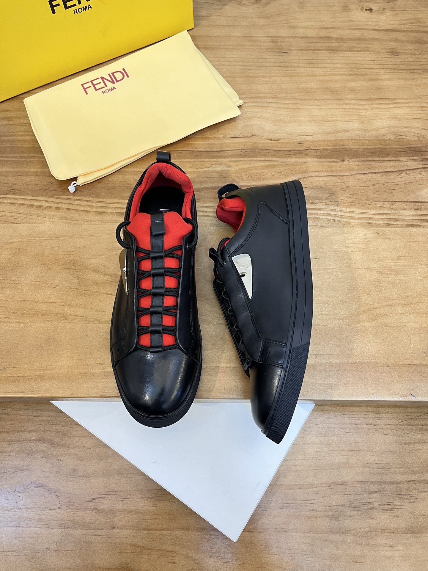 Precio de venta: P190 Marca del producto: Fendi* Zapatos casuales de caña baja Talla: 38-44 (se pued
