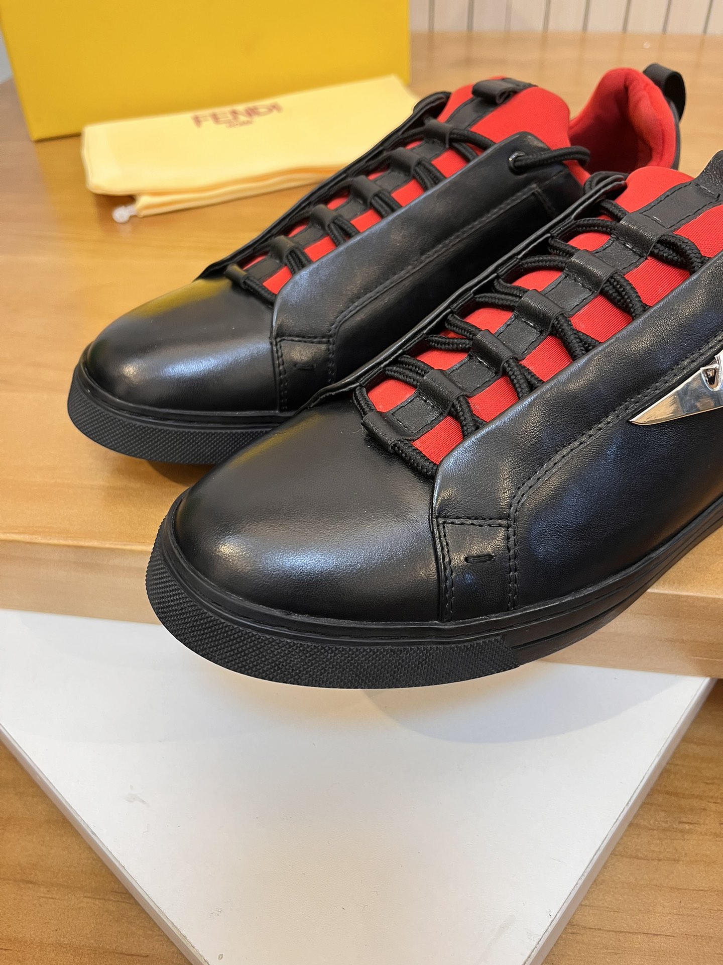 Precio de venta: P190 Marca del producto: Fendi* Zapatos casuales de caña baja Talla: 38-44 (se pued