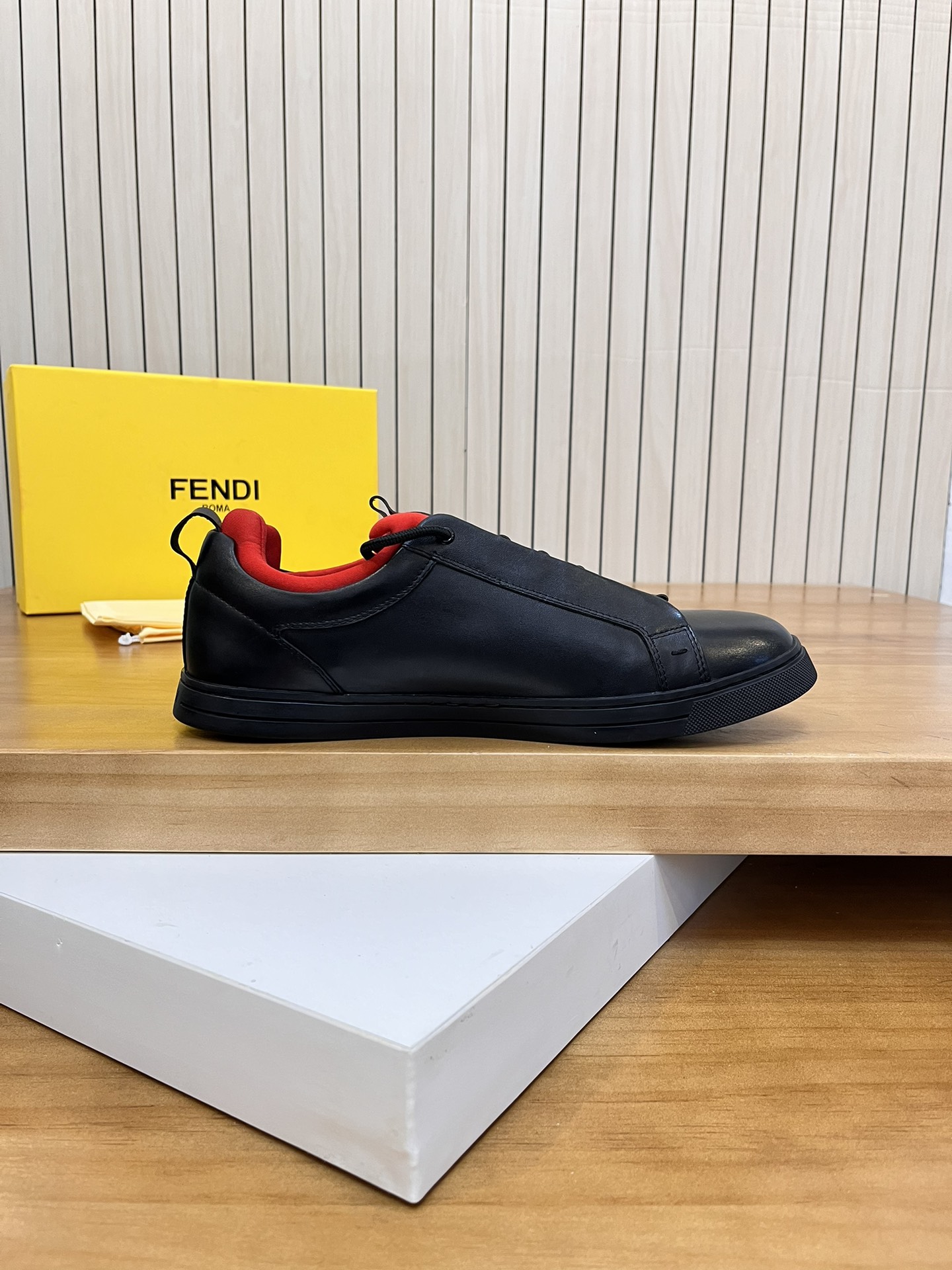Precio de venta: P190 Marca del producto: Fendi* Zapatos casuales de caña baja Talla: 38-44 (se pued