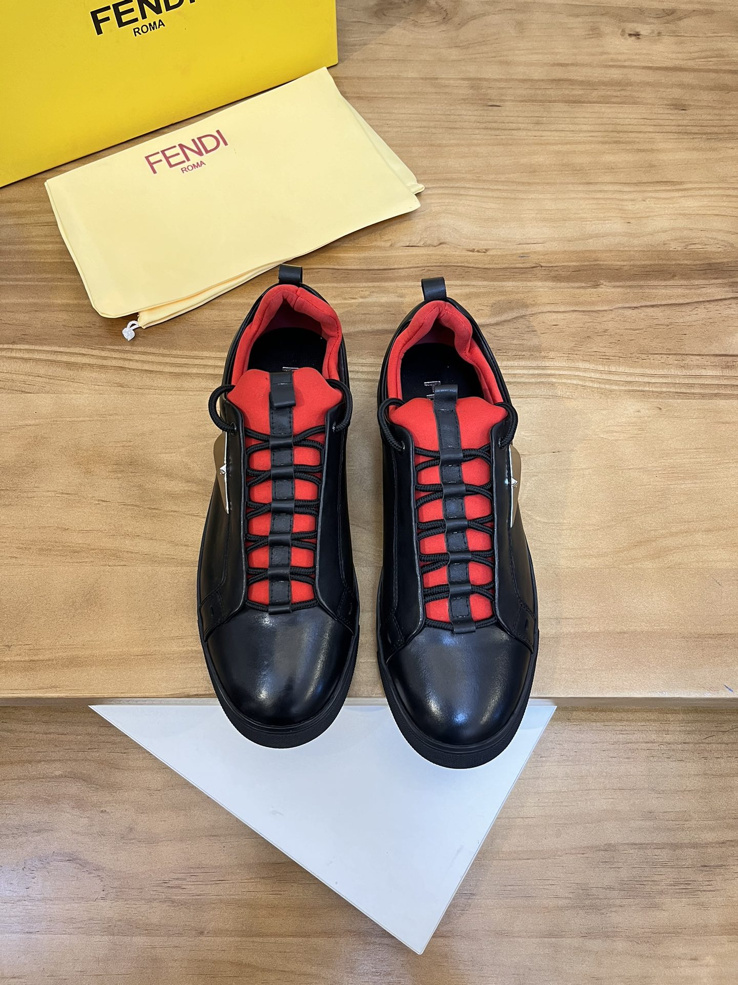 Precio de venta: P190 Marca del producto: Fendi* Zapatos casuales de caña baja Talla: 38-44 (se pued