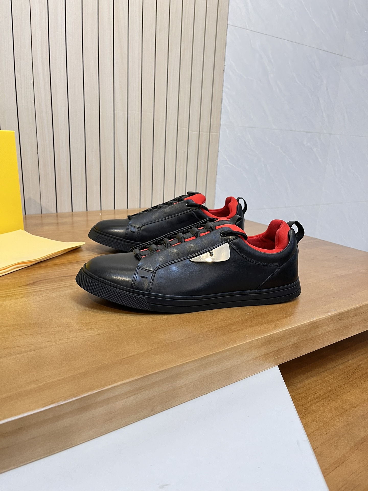 Precio de venta: P190 Marca del producto: Fendi* Zapatos casuales de caña baja Talla: 38-44 (se pued