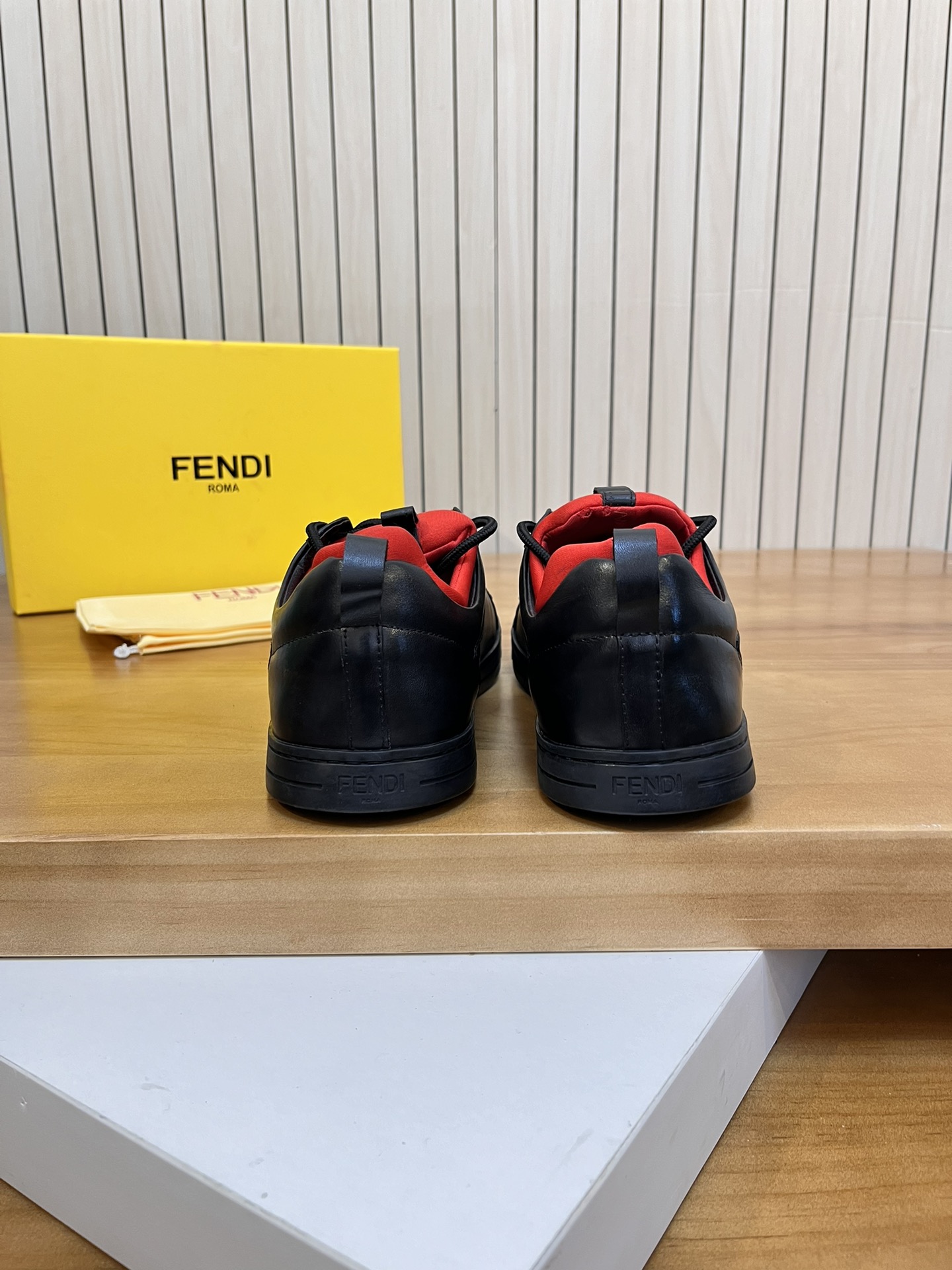 Precio de venta: P190 Marca del producto: Fendi* Zapatos casuales de caña baja Talla: 38-44 (se pued