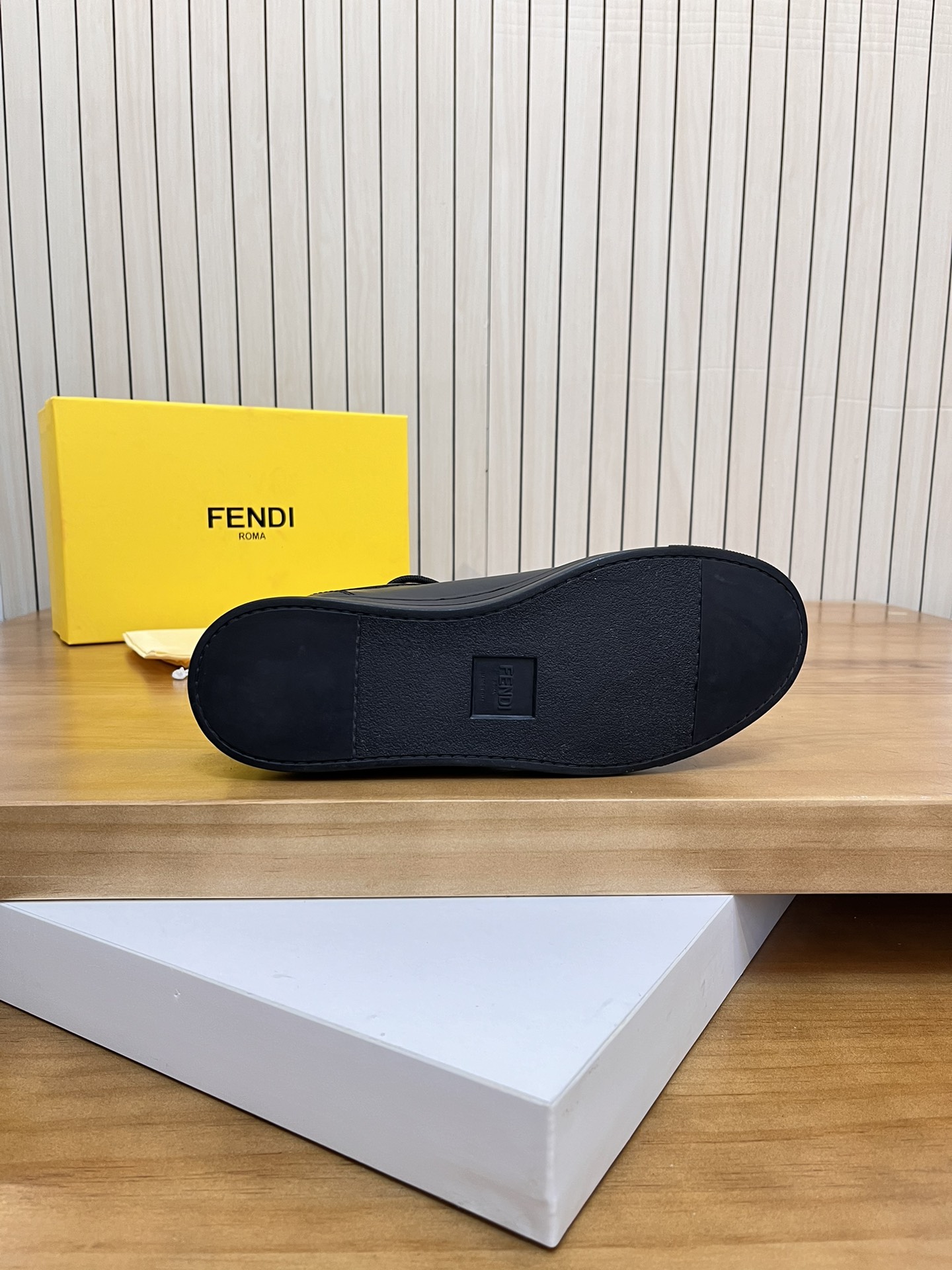 Precio de venta: P190 Marca del producto: Fendi* Zapatos casuales de caña baja Talla: 38-44 (se pued