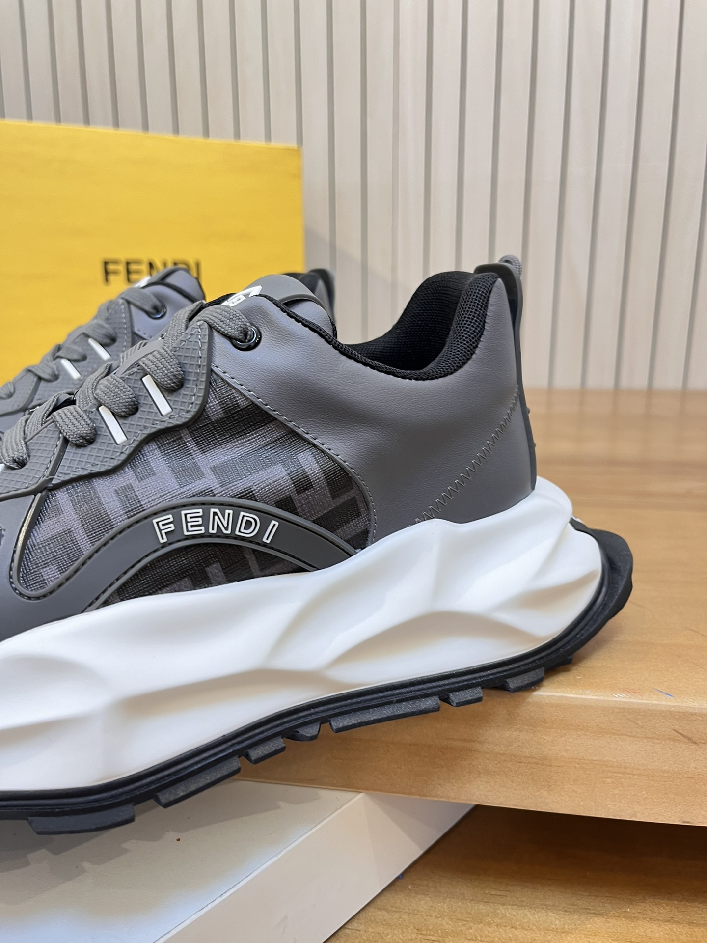 Precio de venta: P250 Marca: Feid* "Fendi*" lowtop trainers Talla: 39-44 (45,46 se puede personaliza