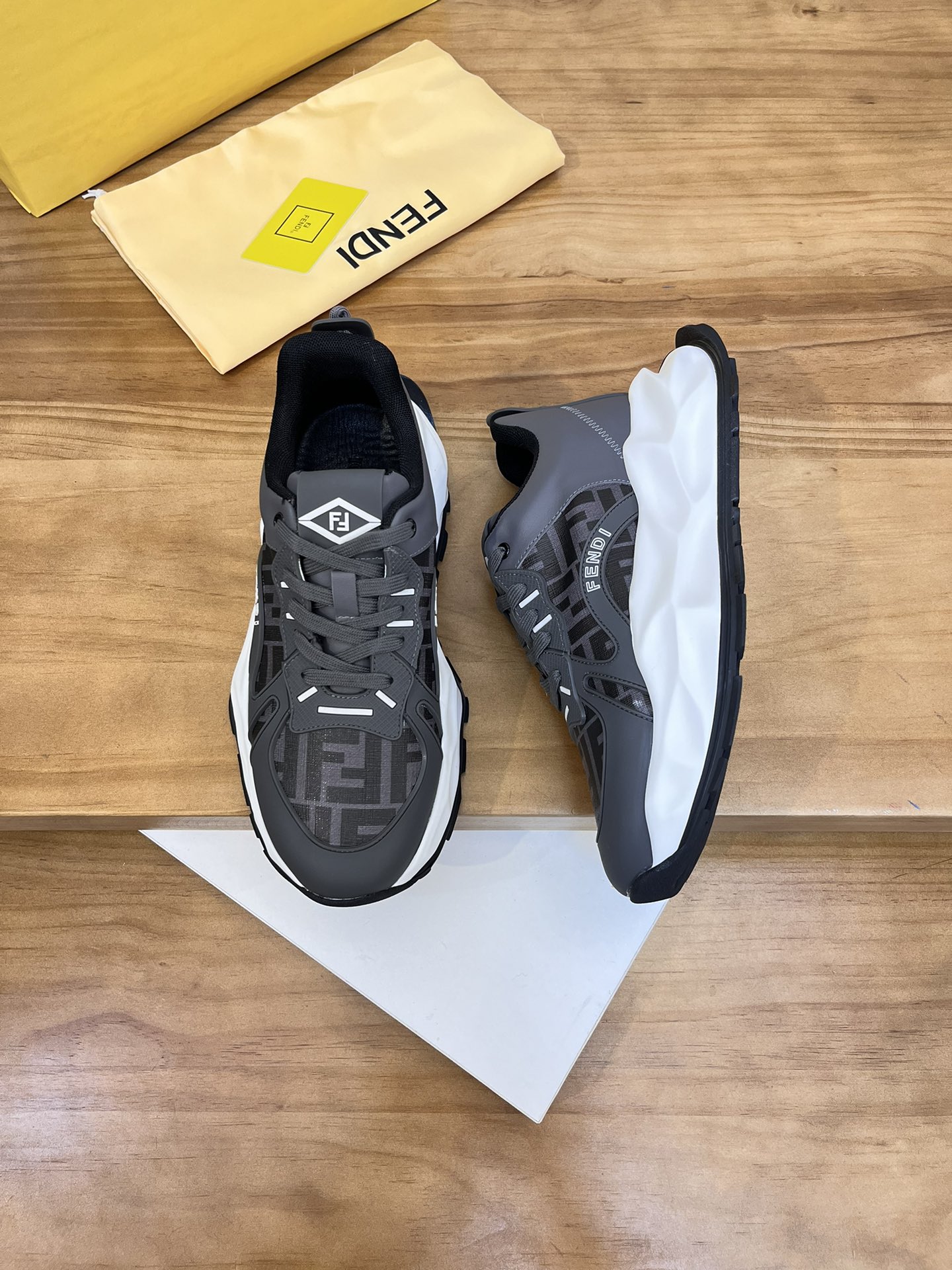 Precio de venta: P250 Marca: Feid* "Fendi*" lowtop trainers Talla: 39-44 (45,46 se puede personaliza