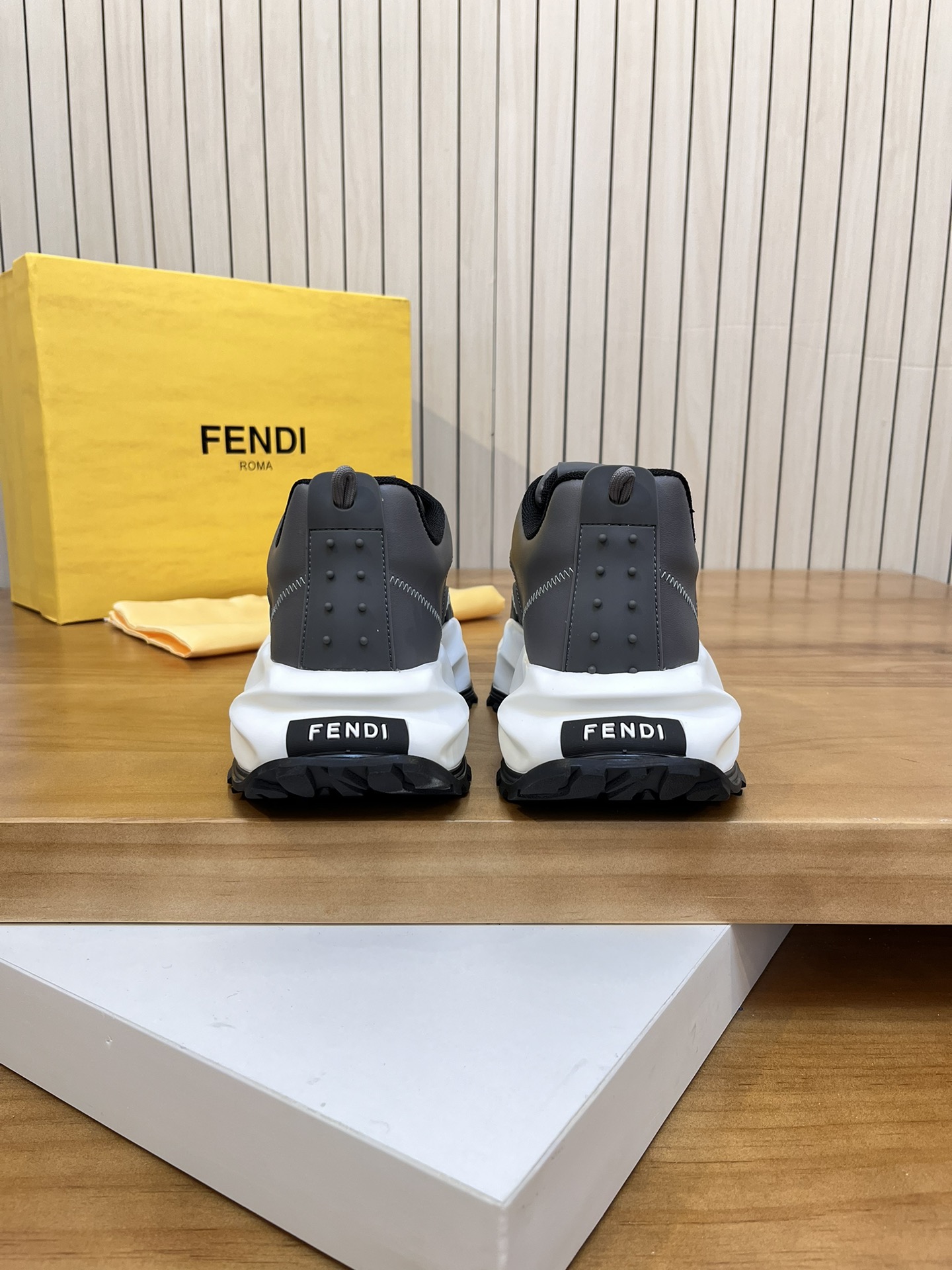 Precio de venta: P250 Marca: Feid* "Fendi*" lowtop trainers Talla: 39-44 (45,46 se puede personaliza