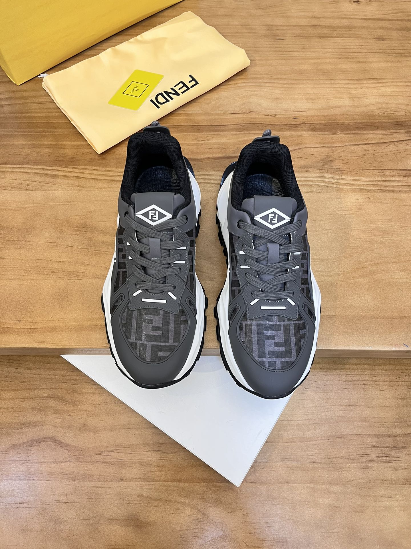 Precio de venta: P250 Marca: Feid* "Fendi*" lowtop trainers Talla: 39-44 (45,46 se puede personaliza