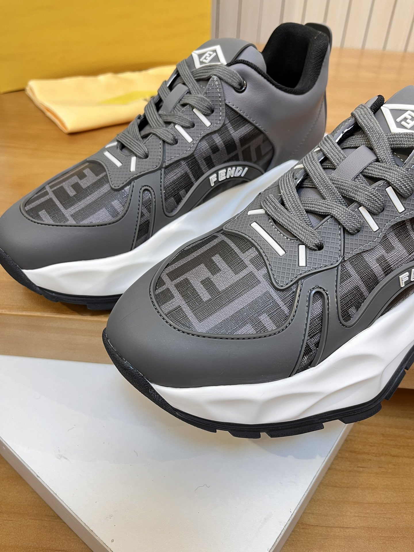 Precio de venta: P250 Marca: Feid* "Fendi*" lowtop trainers Talla: 39-44 (45,46 se puede personaliza