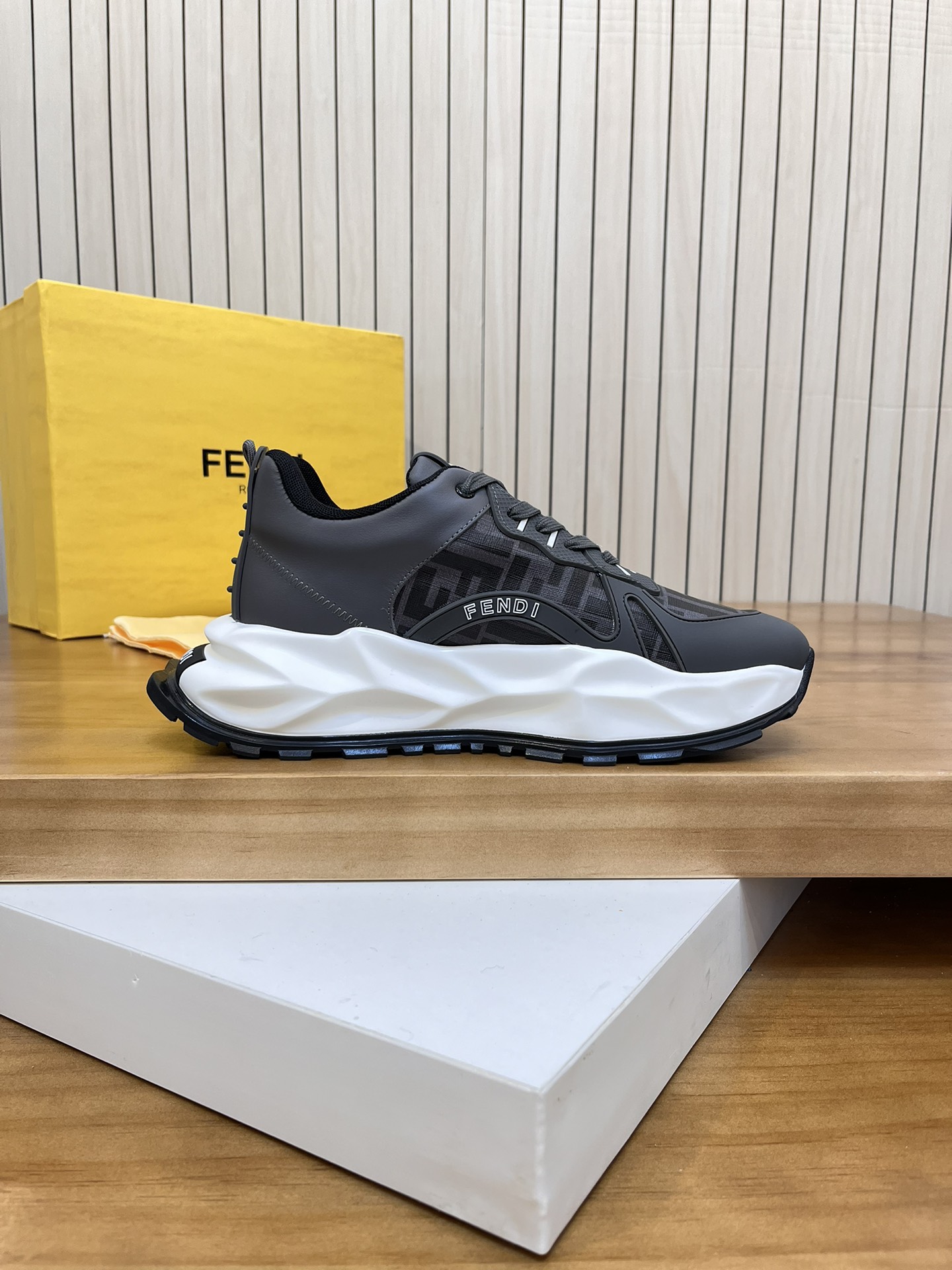 Precio de venta: P250 Marca: Feid* "Fendi*" lowtop trainers Talla: 39-44 (45,46 se puede personaliza