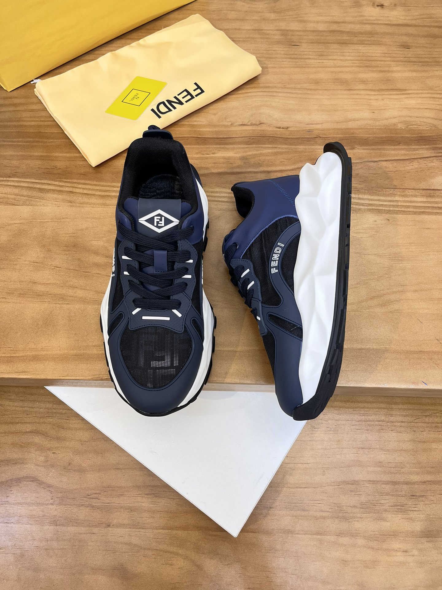 Precio de venta: P250 Marca: Feid* "Fendi*" lowtop trainers Talla: 39-44 (45,46 se puede personaliza