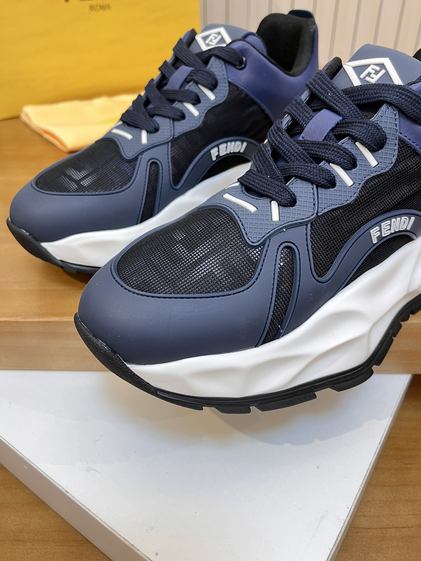 Precio de venta: P250 Marca: Feid* "Fendi*" lowtop trainers Talla: 39-44 (45,46 se puede personaliza