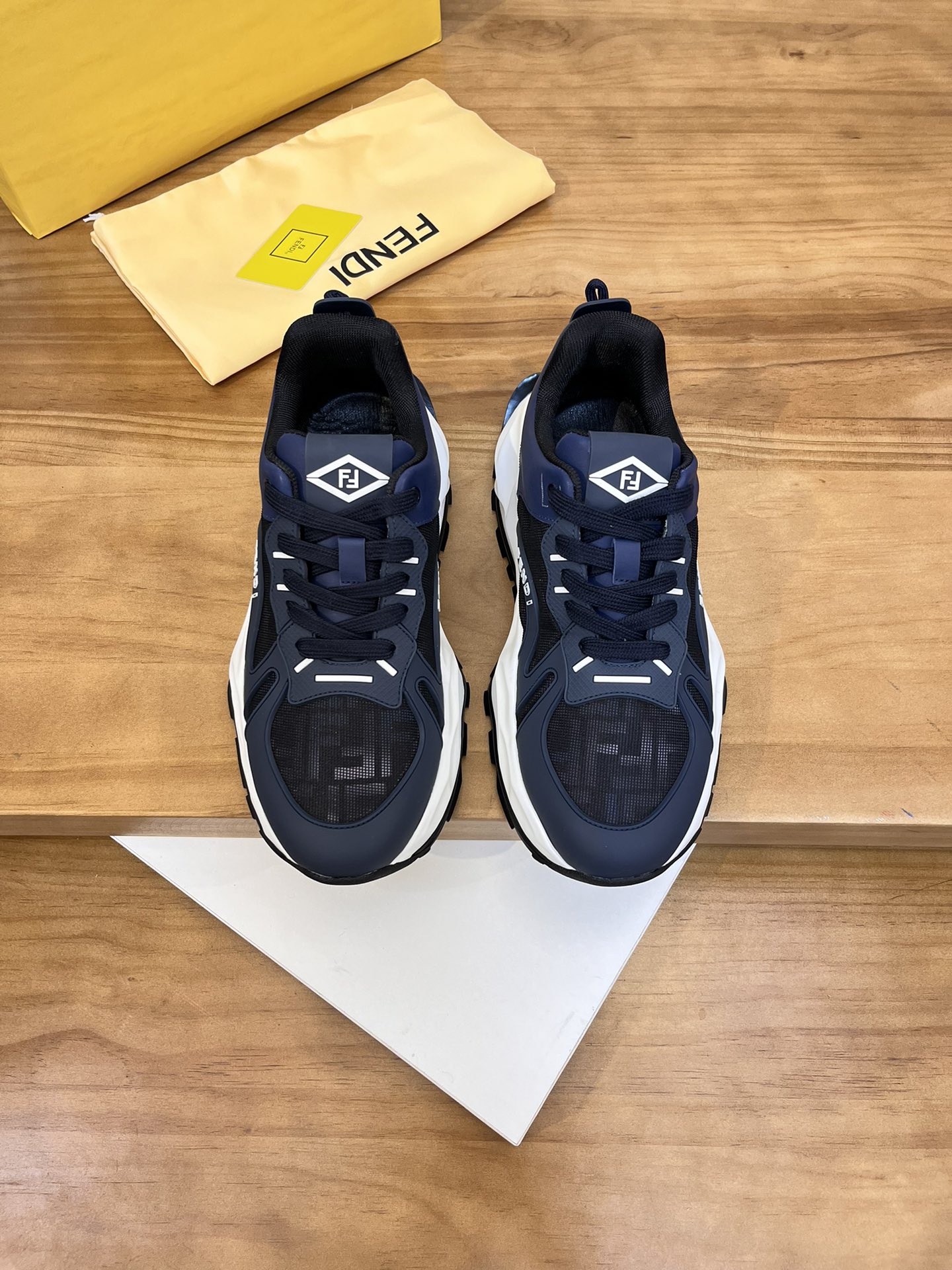 Precio de venta: P250 Marca: Feid* "Fendi*" lowtop trainers Talla: 39-44 (45,46 se puede personaliza