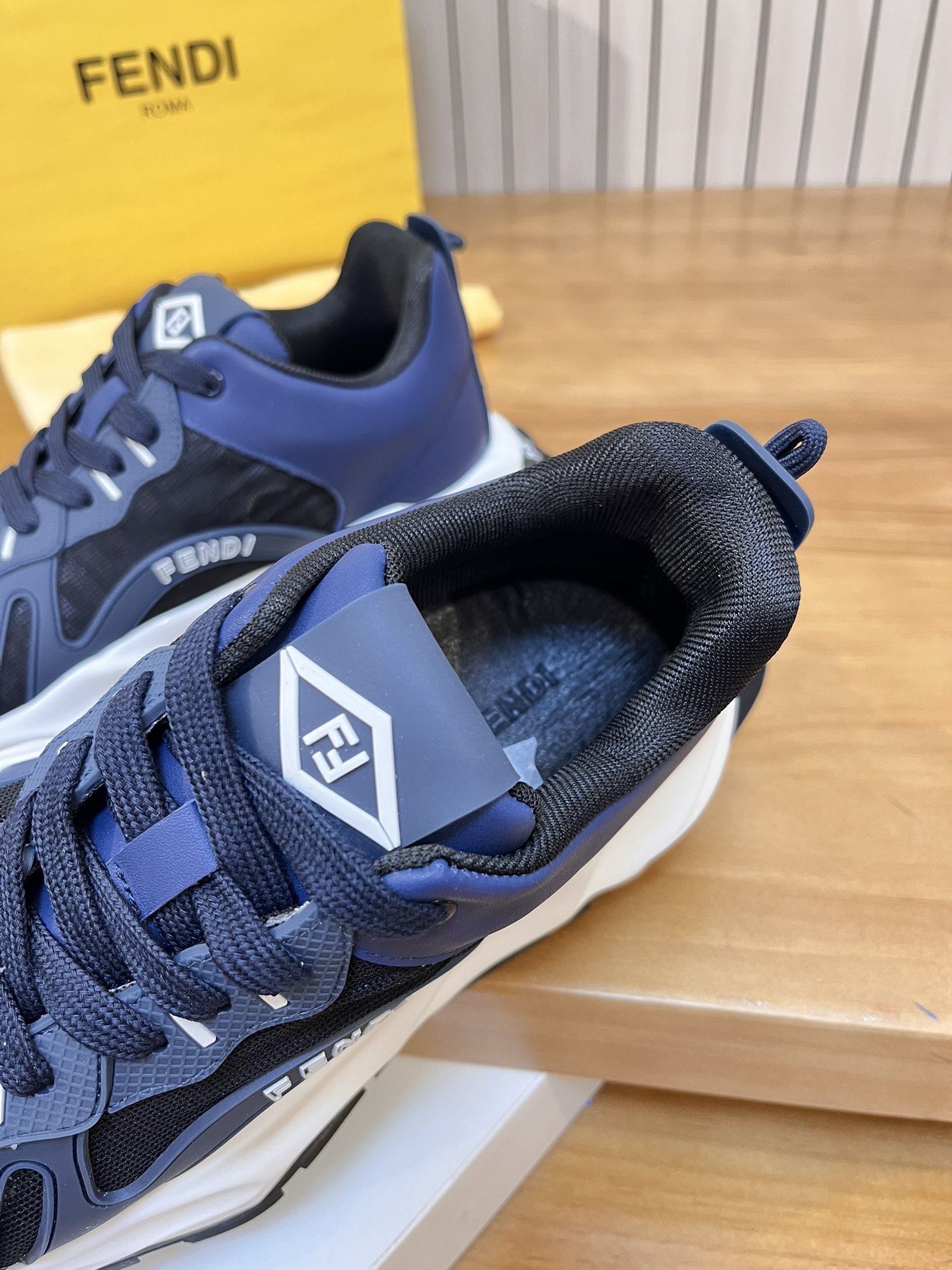 Precio de venta: P250 Marca: Feid* "Fendi*" lowtop trainers Talla: 39-44 (45,46 se puede personaliza