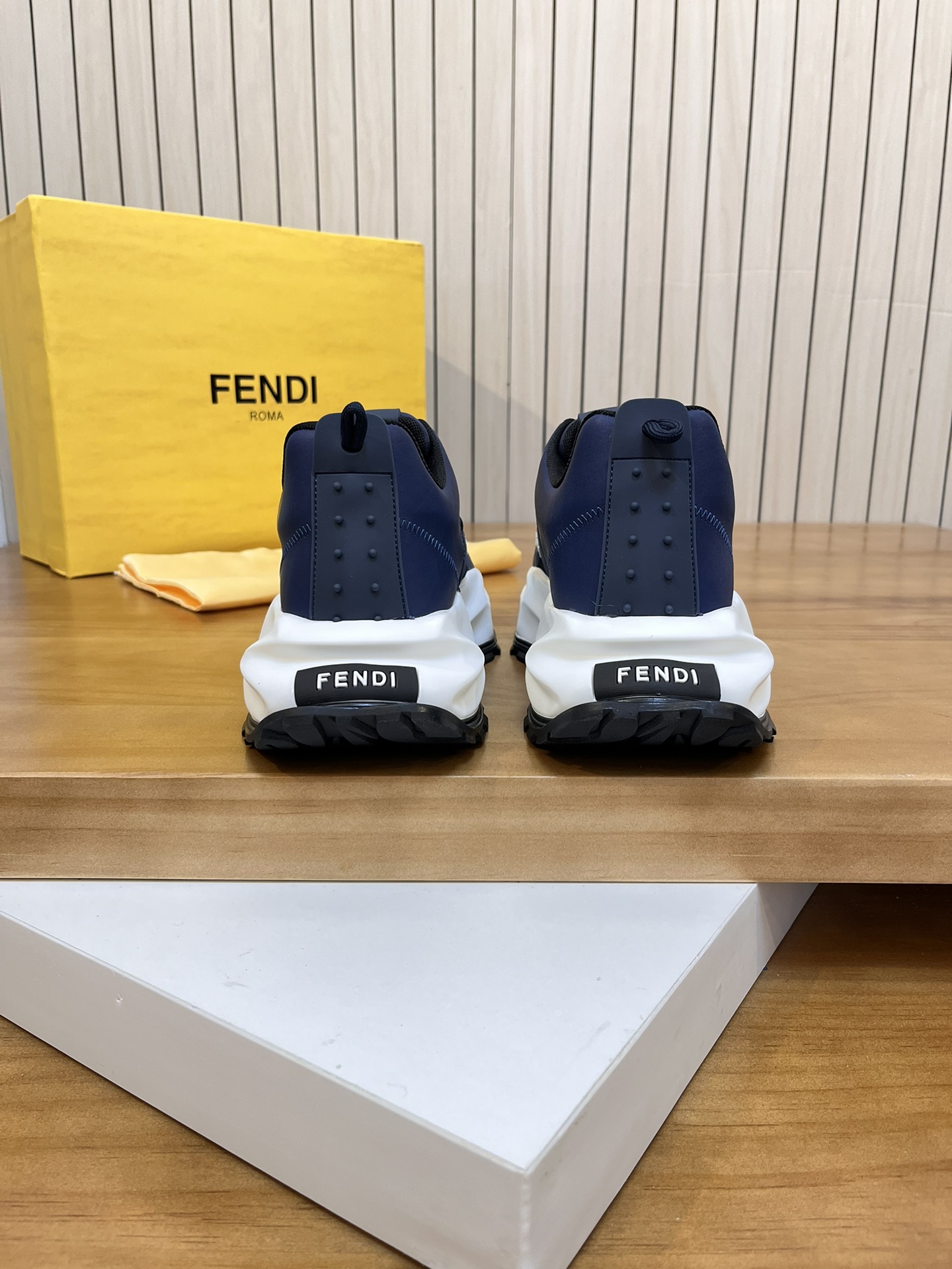 Precio de venta: P250 Marca: Feid* "Fendi*" lowtop trainers Talla: 39-44 (45,46 se puede personaliza