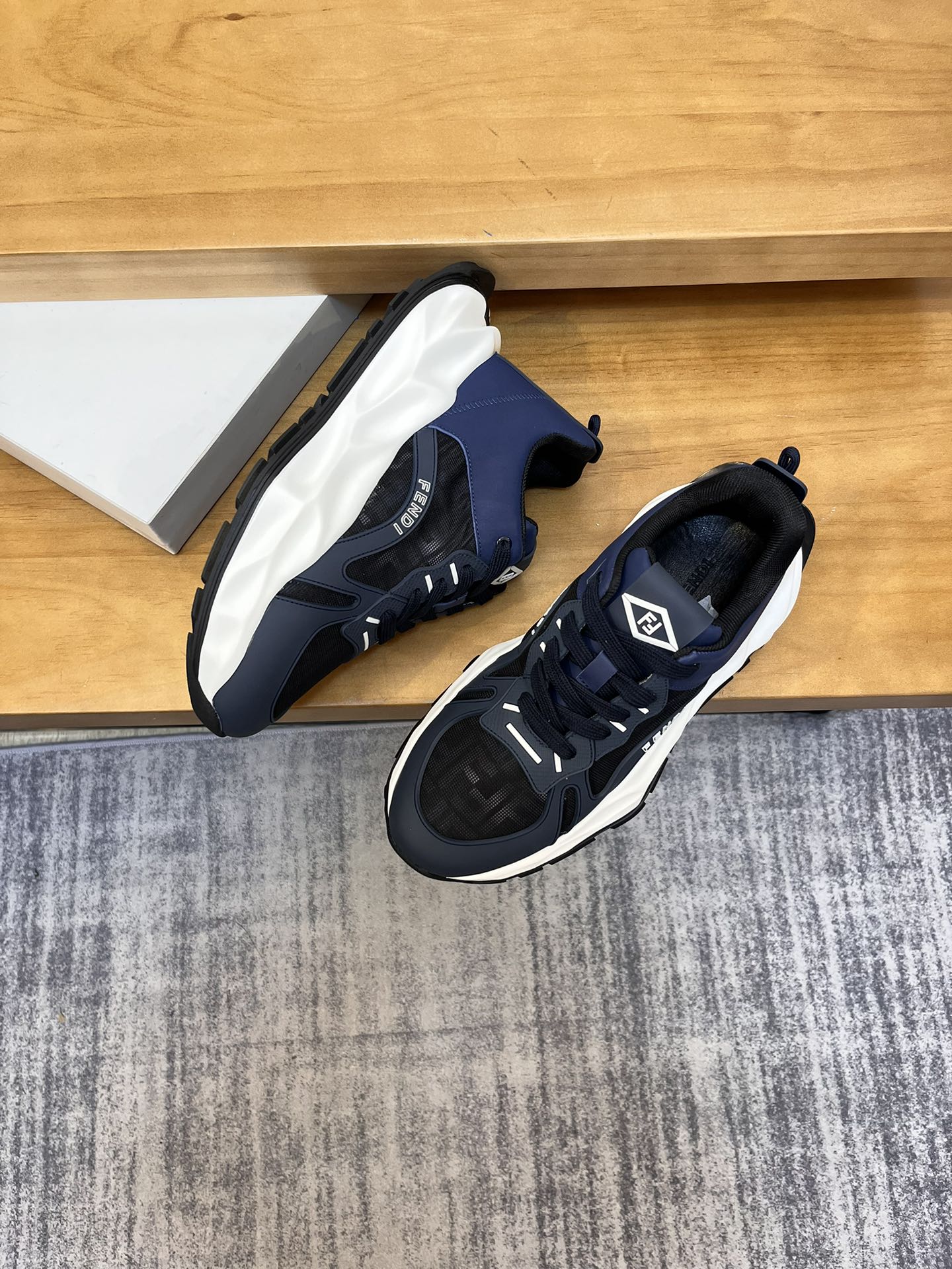 Precio de venta: P250 Marca: Feid* "Fendi*" lowtop trainers Talla: 39-44 (45,46 se puede personaliza